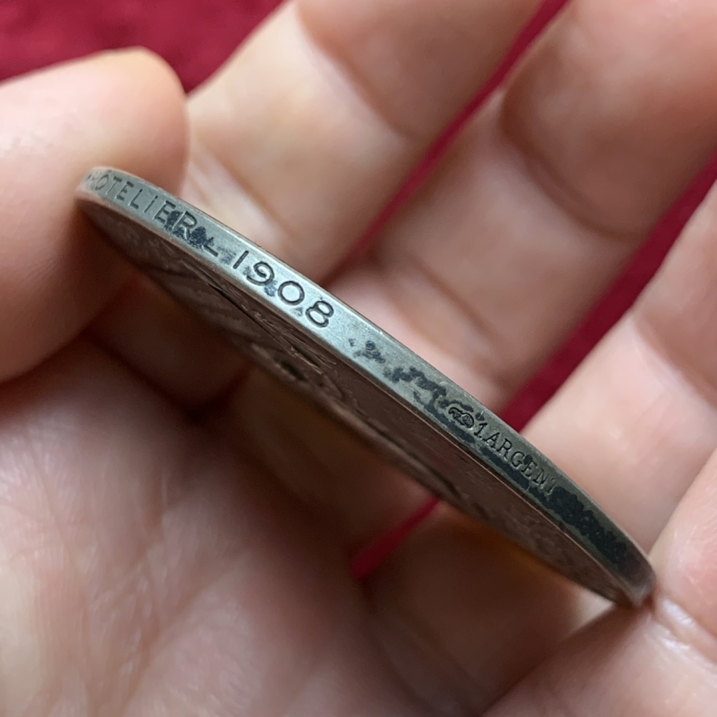 《竞宝斋》第121场-周日，周一 ，2场连拍（全场包邮） 法国 1908nian  旅游俱乐部女神大银章，Dubois作品。直径50.6mm 64.8克。女神手抚地球神色温柔 整体设计精美。老包浆带原盒带银标