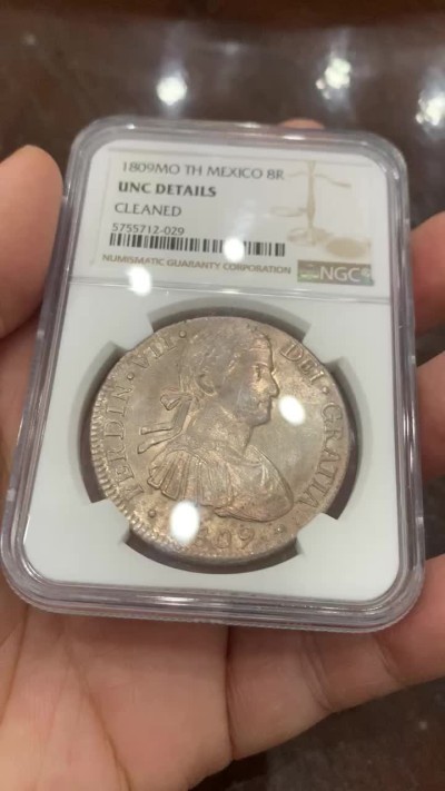 《竞宝斋》第121场-周日，周一 ，2场连拍（全场包邮） NGC UNC 墨西哥 1809年 费七 戎装版 8R 双柱 大银币正反深打 光度难得