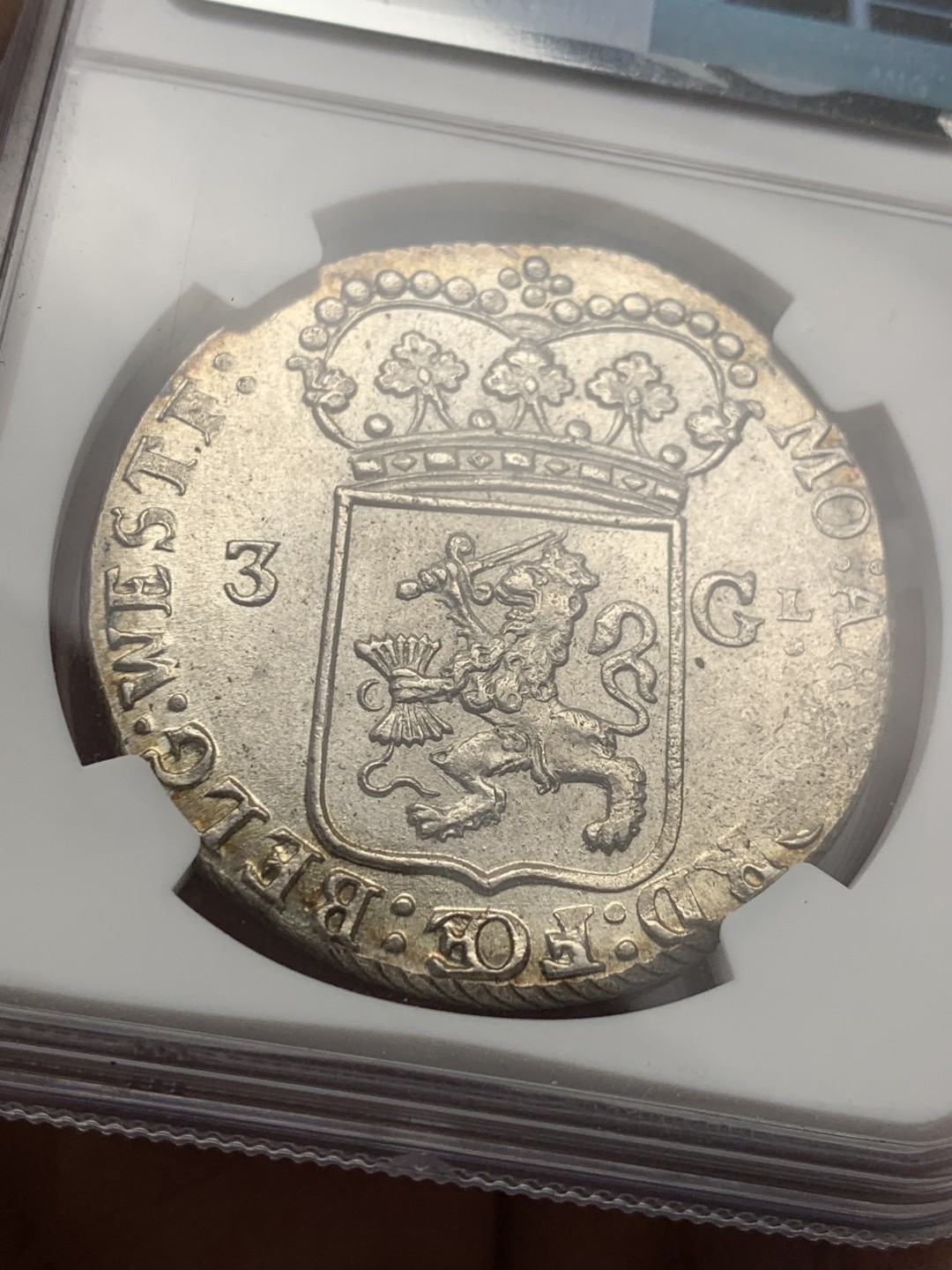 《竞宝斋》第121场-周日，周一 ，2场连拍（全场包邮） NGC MS64 荷兰 1795年  西弗里斯兰省 3盾 女站人 大银币  人物脸部清晰 正反底板凝霜好 光度十足 非常值得收藏