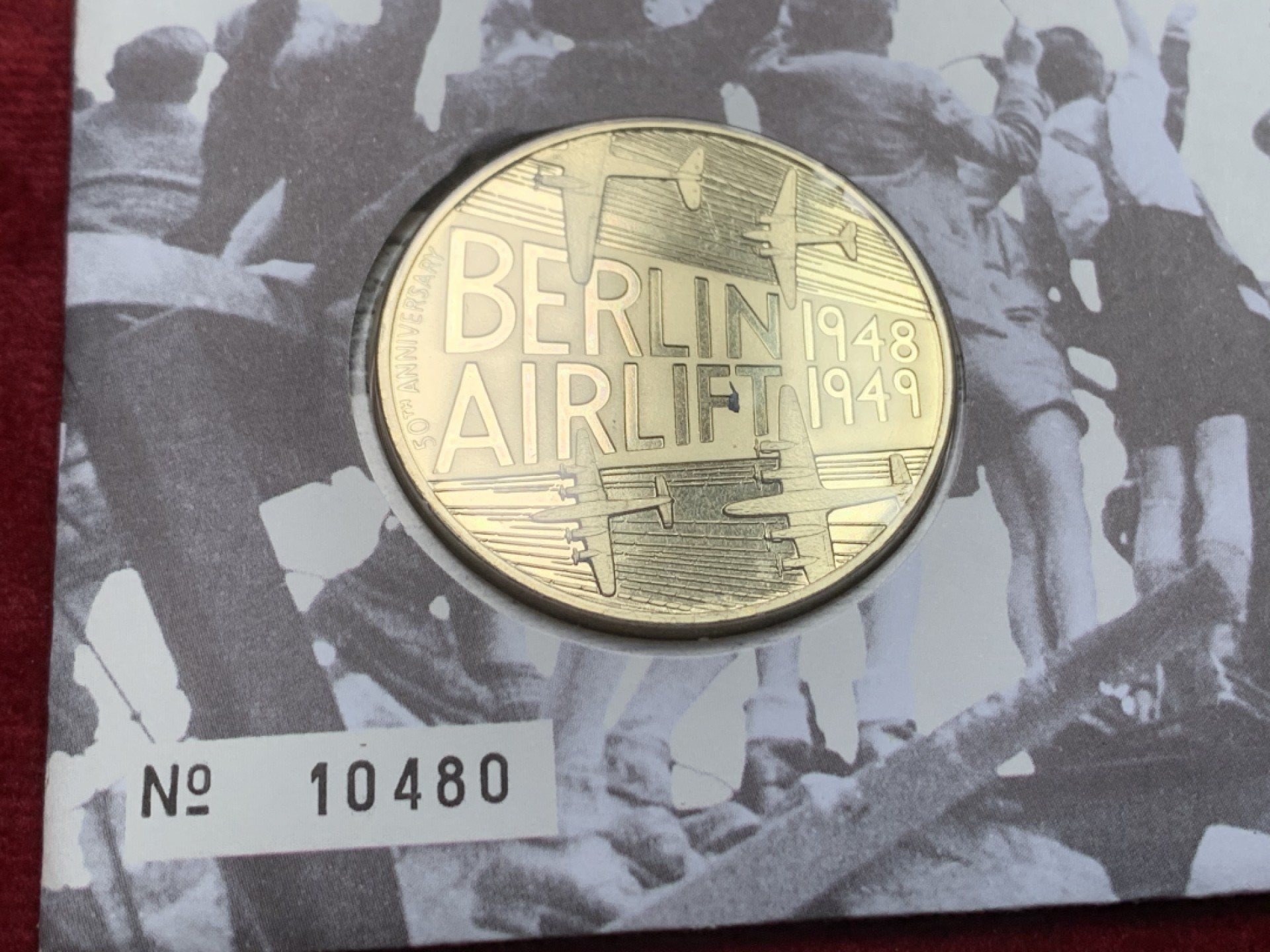 《竞宝斋》第121场-周日，周一 ，2场连拍（全场包邮） 邮币封 英国1999年 英国皇家铸币局，柏林空运1948-1949纪念章BU配女王年轻邮票，唯一编No.10480