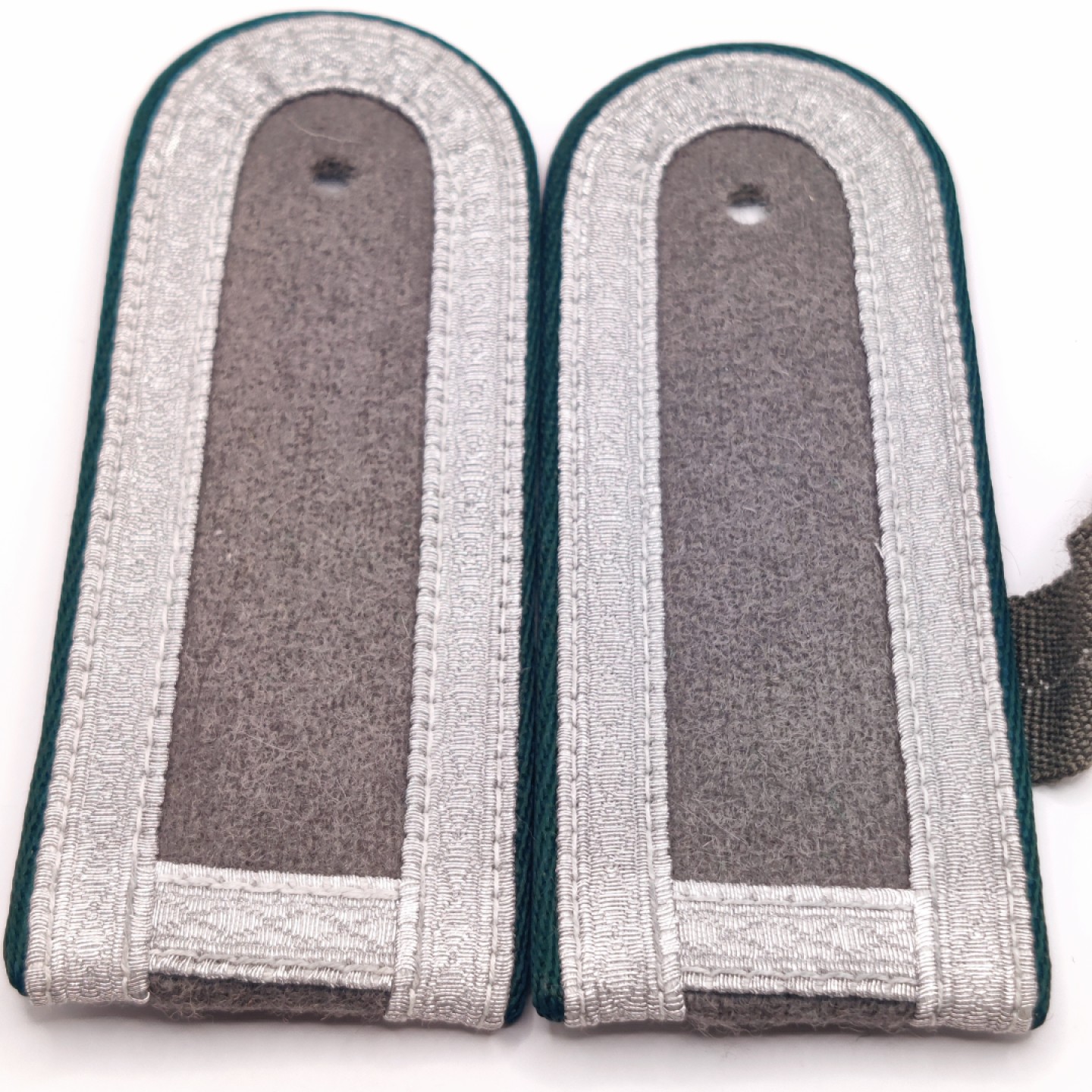 全场0元起拍 第20期 咸鱼国勋章拍卖专场 12月7日（周三）下午6：00开始 东德陆军后勤士官肩章