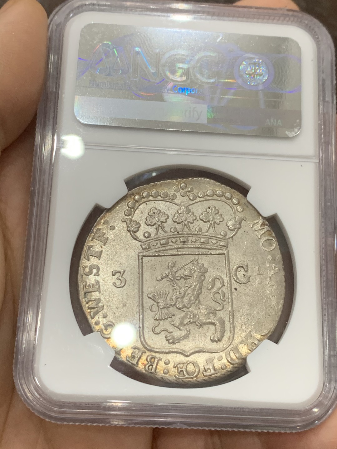 《竞宝斋》第121场-周日，周一 ，2场连拍（全场包邮） NGC MS64 荷兰 1795年  西弗里斯兰省 3盾 女站人 大银币  人物脸部清晰 正反底板凝霜好 光度十足 非常值得收藏