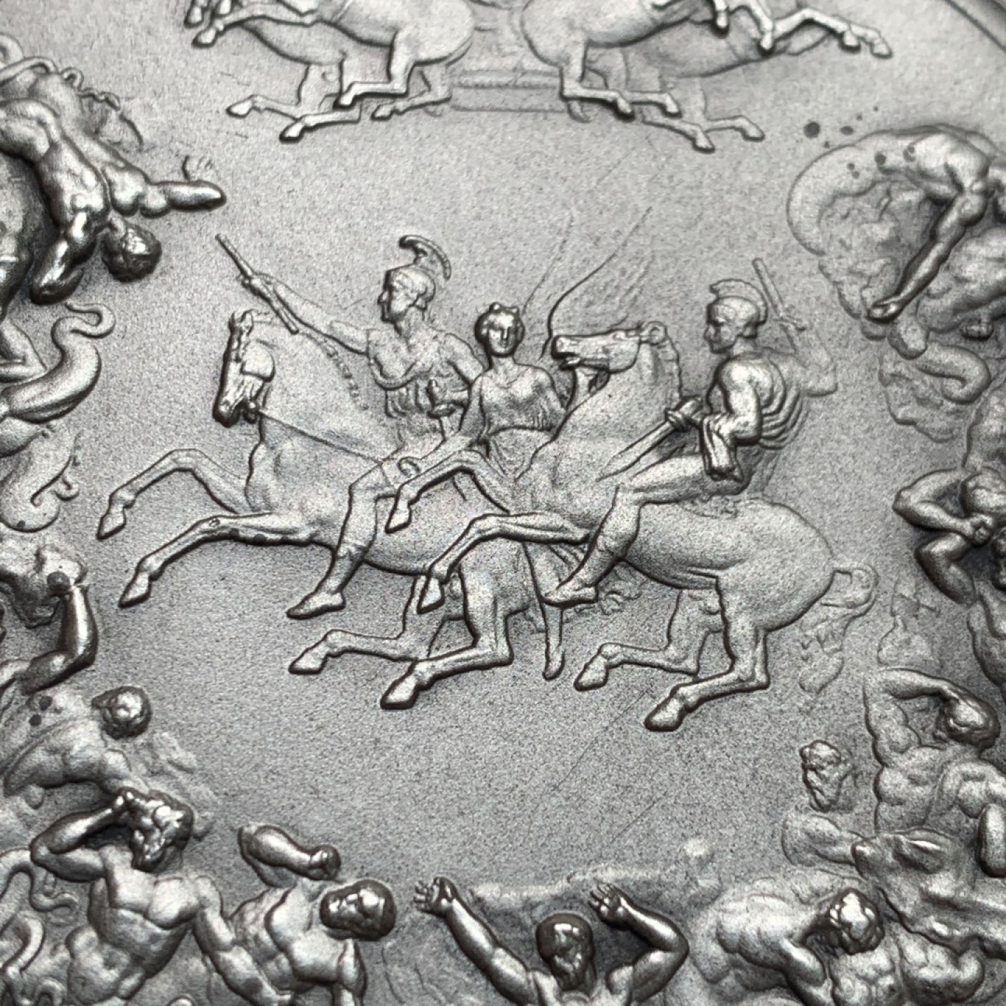 《竞宝斋》第121场-周日，周一 ，2场连拍（全场包邮） 1972年英国滑铁卢纪念铜章（原盒），直径63mm，重量126g，图案丰富多彩，有证书，盒子荷叶没有弹性了