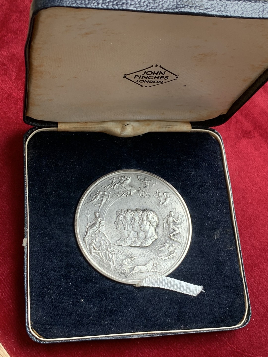 《竞宝斋》第121场-周日，周一 ，2场连拍（全场包邮） 1972年英国滑铁卢纪念铜章（原盒），直径63mm，重量126g，图案丰富多彩，有证书，盒子荷叶没有弹性了