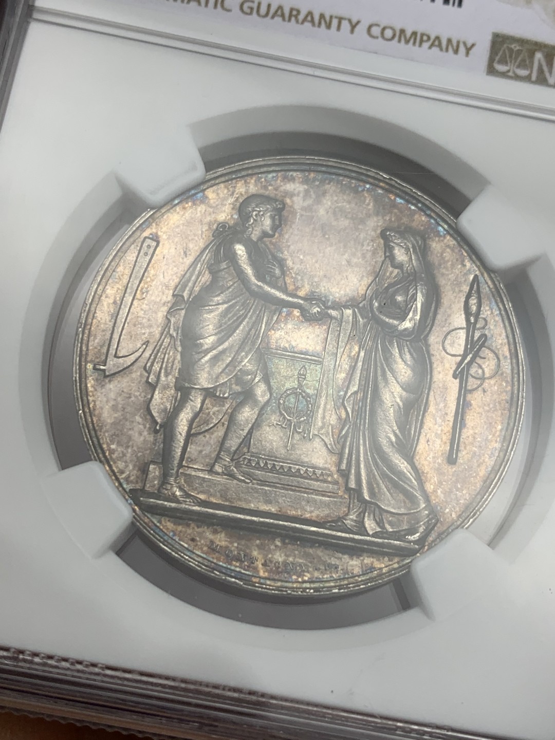 《竞宝斋》第121场-周日，周一 ，2场连拍（全场包邮） NGC MS62 法国 1898年 深五彩银质婚章 背面带花体刻字非常漂亮 边铭带婚期已经铭文 比较难得 34mm大规格