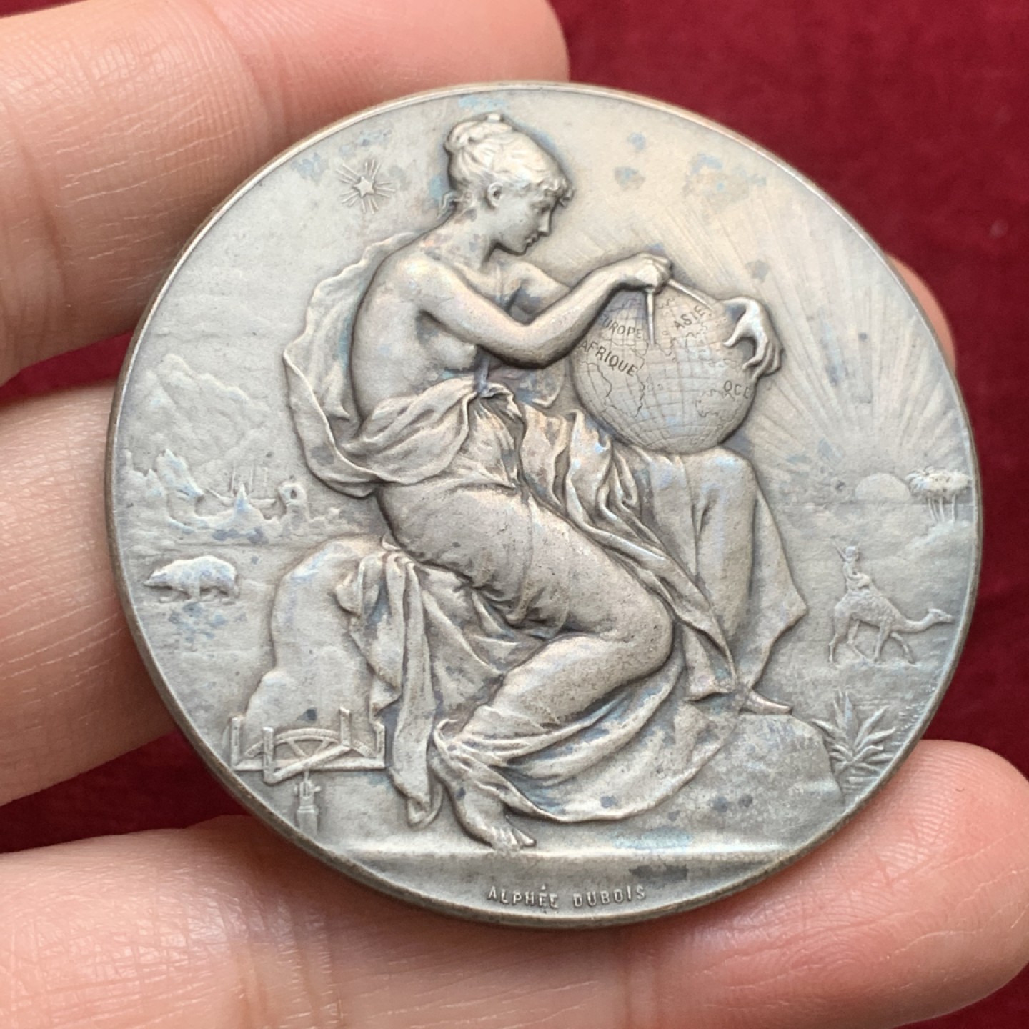 《竞宝斋》第121场-周日，周一 ，2场连拍（全场包邮） 法国 1908nian  旅游俱乐部女神大银章，Dubois作品。直径50.6mm 64.8克。女神手抚地球神色温柔 整体设计精美。老包浆带原盒带银标