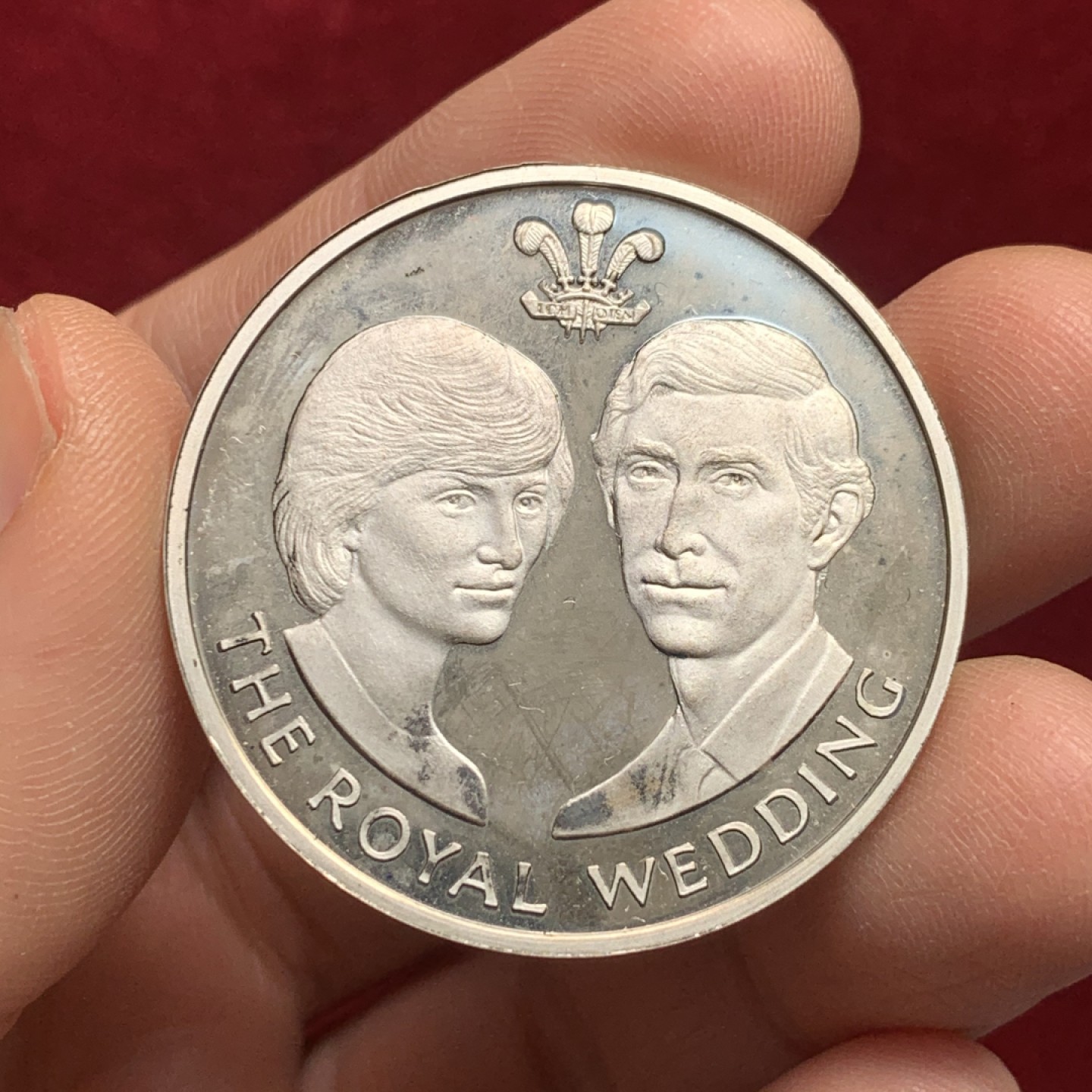 《竞宝斋》第121场-周日，周一 ，2场连拍（全场包邮） 1981年英国查尔斯王子结婚纪念银章（原盒），直径38mm，重量26g，精制银章，证书齐全