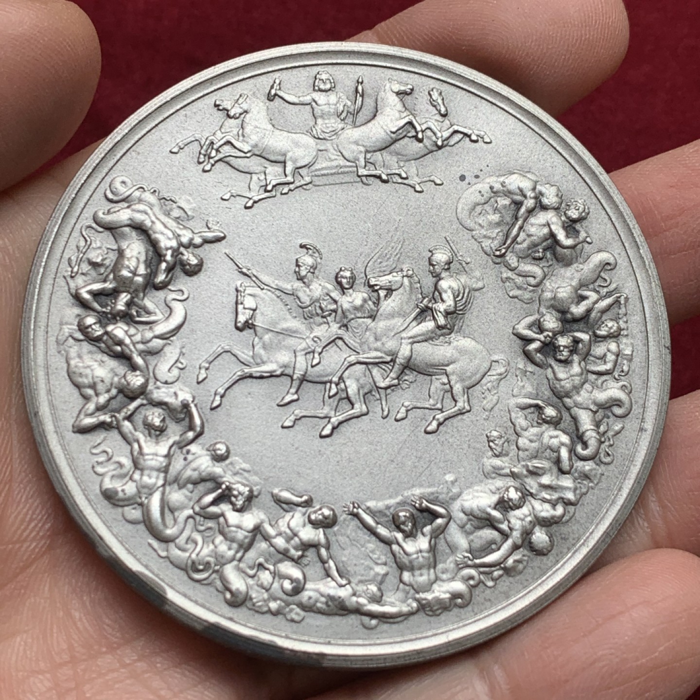 《竞宝斋》第121场-周日，周一 ，2场连拍（全场包邮） 1972年英国滑铁卢纪念铜章（原盒），直径63mm，重量126g，图案丰富多彩，有证书，盒子荷叶没有弹性了