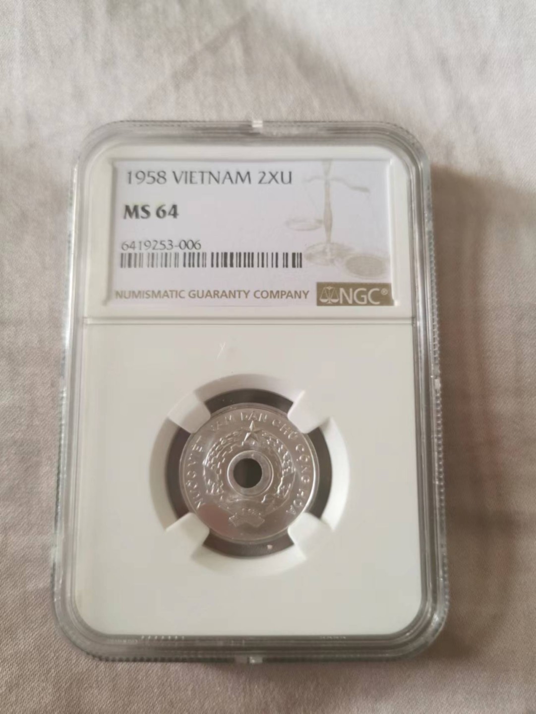 34.【鲸贝乐淘★两拍包邮】道德经·第“天长地久。天地所以能长且久者，以其不自生，故能长生”号拍卖 【中国代印★越南🇻🇳】1958年2XU，NGC ms 64分