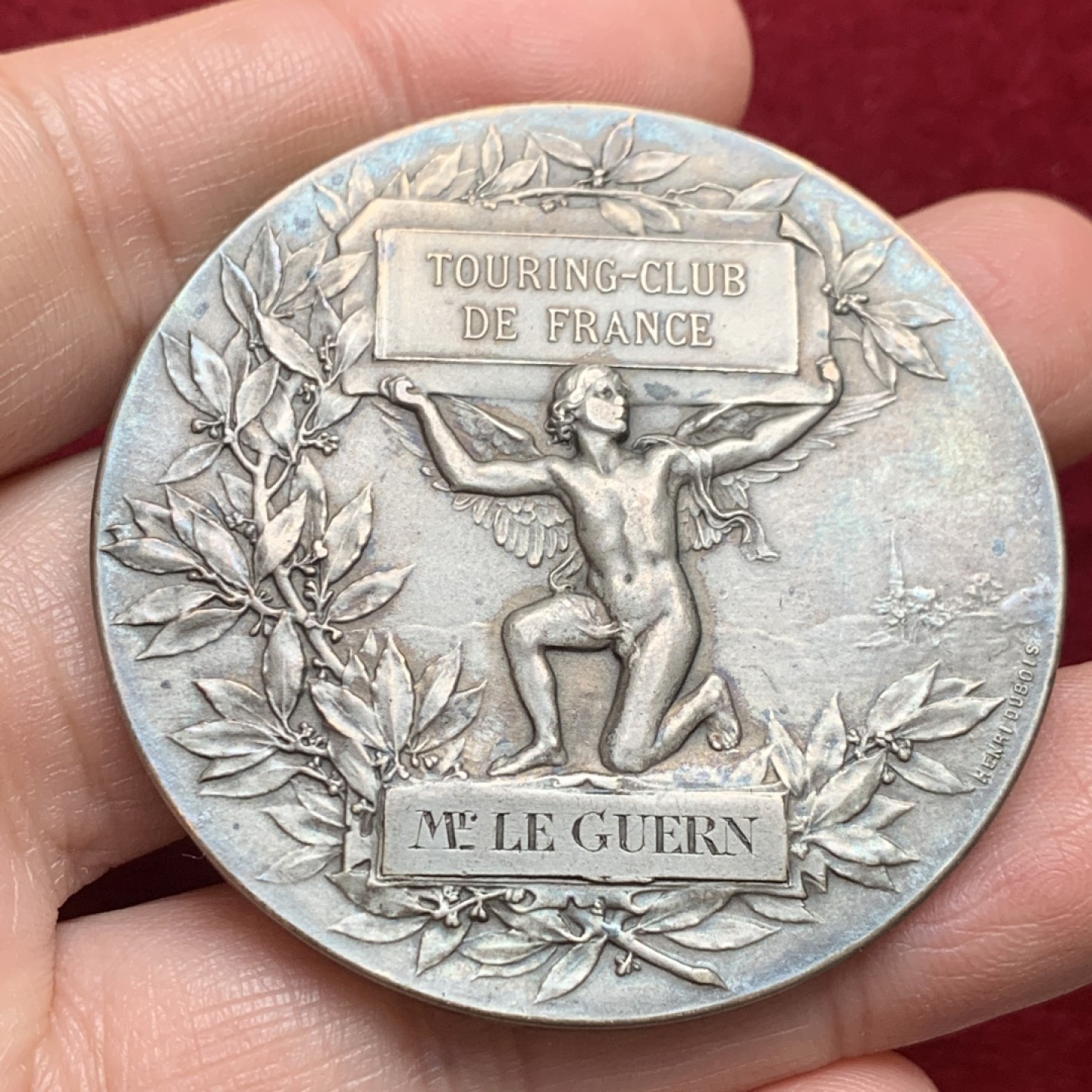 《竞宝斋》第121场-周日，周一 ，2场连拍（全场包邮） 法国 1908nian  旅游俱乐部女神大银章，Dubois作品。直径50.6mm 64.8克。女神手抚地球神色温柔 整体设计精美。老包浆带原盒带银标