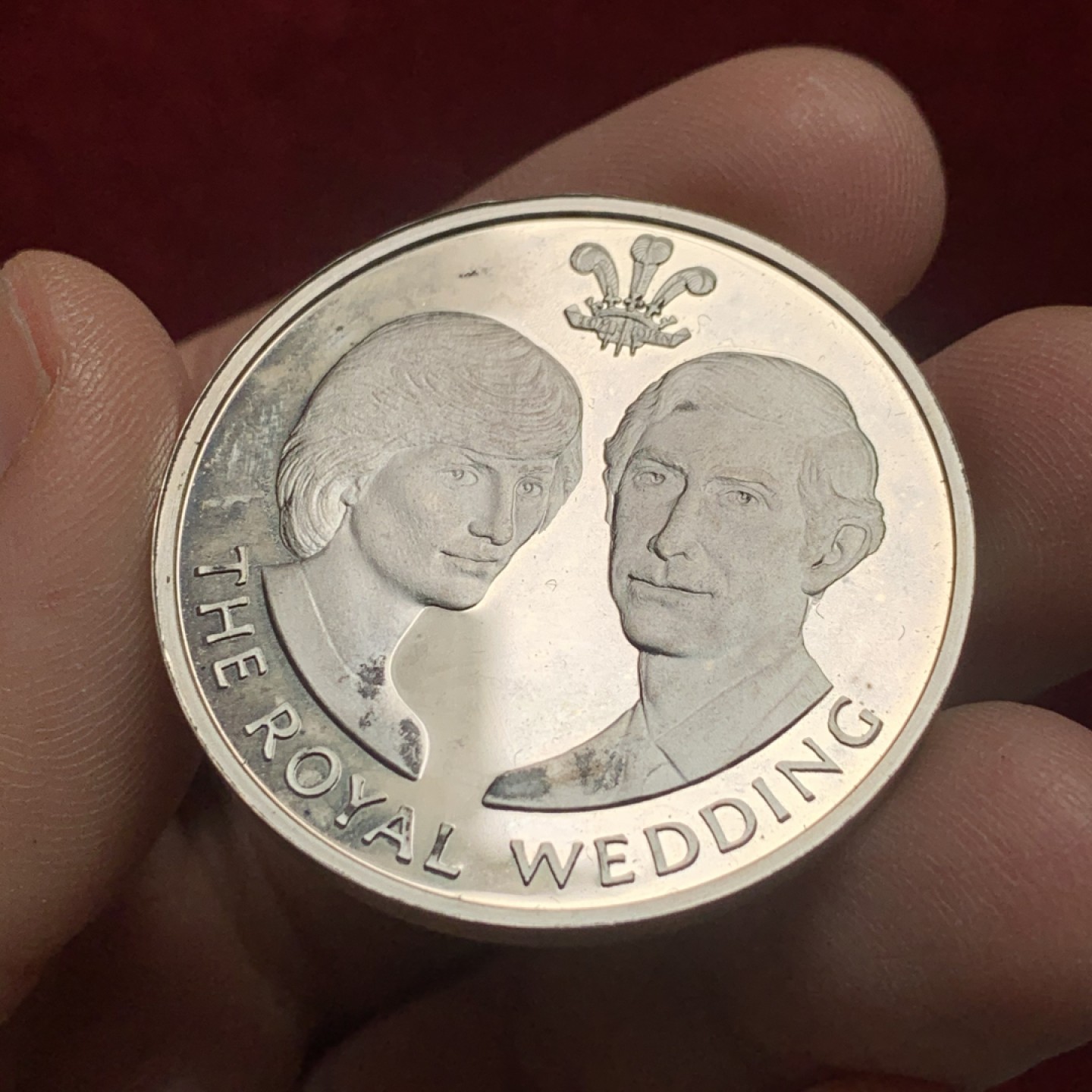 《竞宝斋》第121场-周日，周一 ，2场连拍（全场包邮） 1981年英国查尔斯王子结婚纪念银章（原盒），直径38mm，重量26g，精制银章，证书齐全