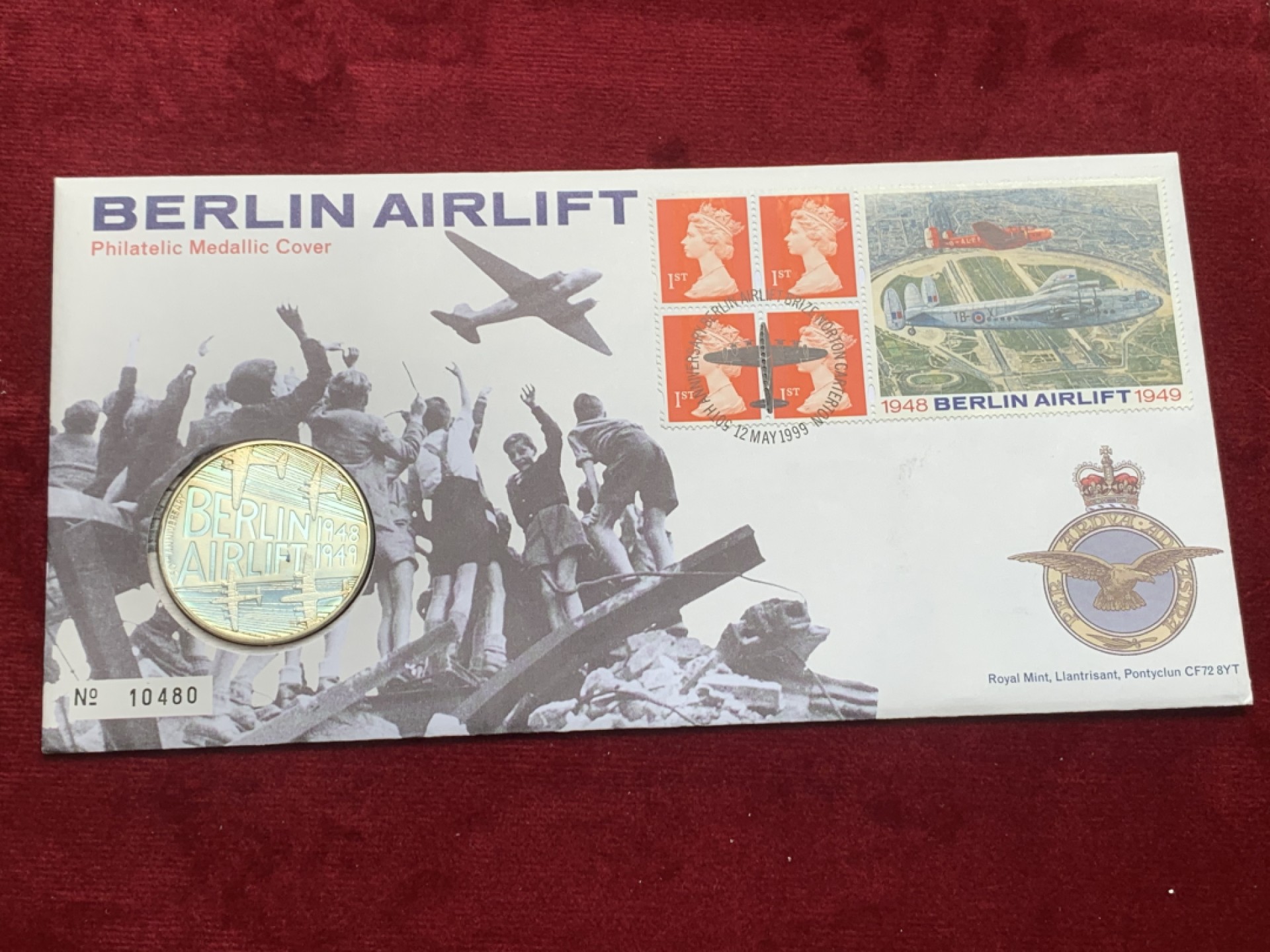 《竞宝斋》第121场-周日，周一 ，2场连拍（全场包邮） 邮币封 英国1999年 英国皇家铸币局，柏林空运1948-1949纪念章BU配女王年轻邮票，唯一编No.10480