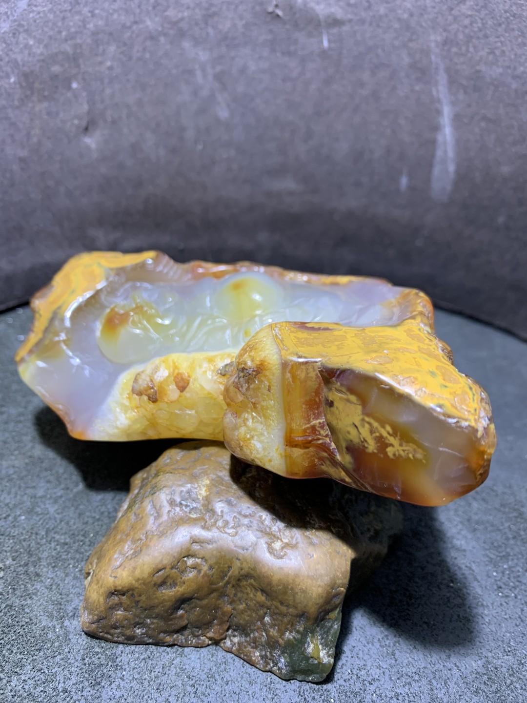 精美天然原皮马达加斯加玛瑙雕刻卧佛把件（摆件)一个