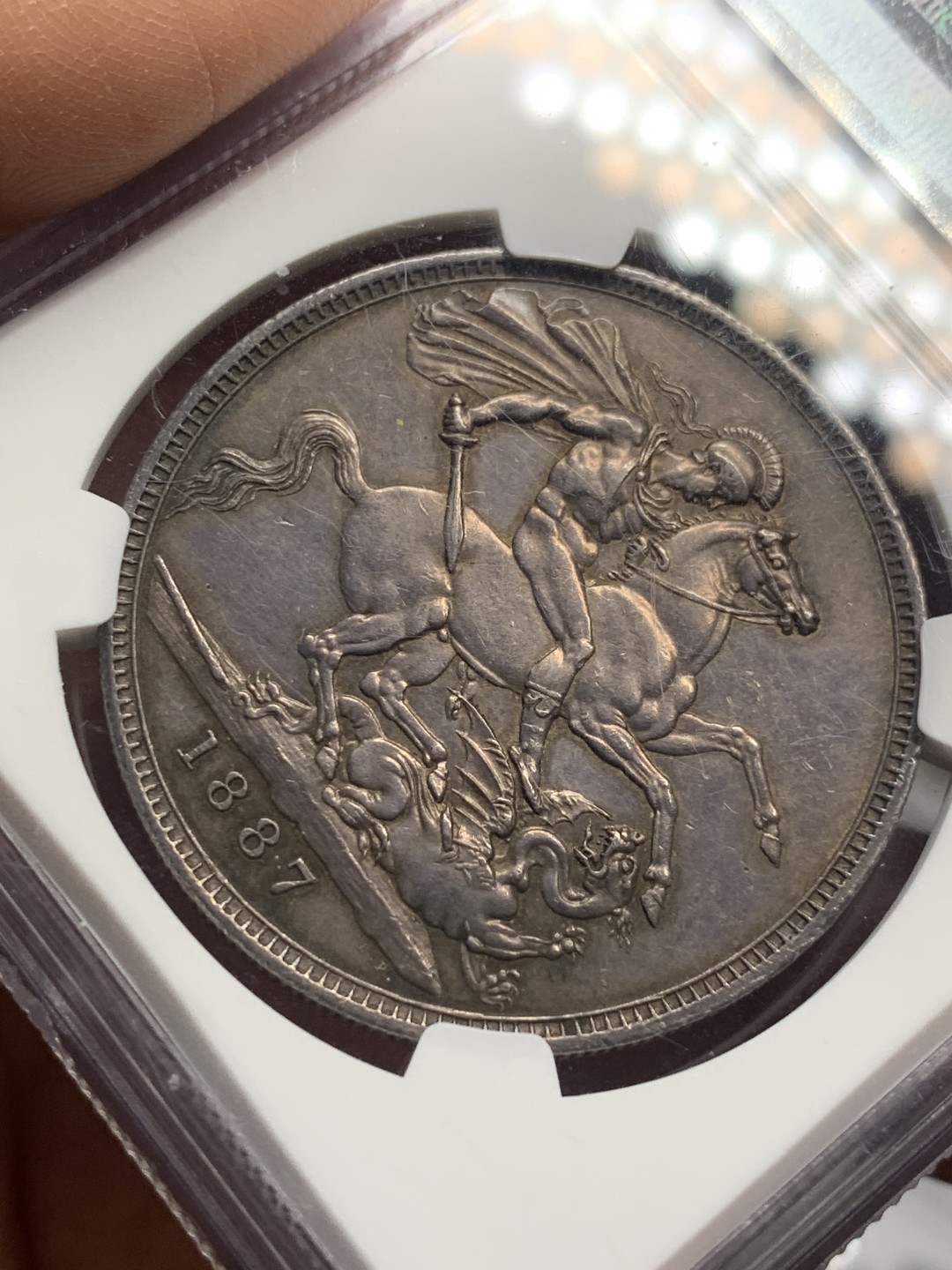 《竞宝斋》第121场-周日，周一 ，2场连拍（全场包邮） NGC-AU58 英国1887年维多利亚高冠马剑 高点好 深紫罗兰包浆 状态难得