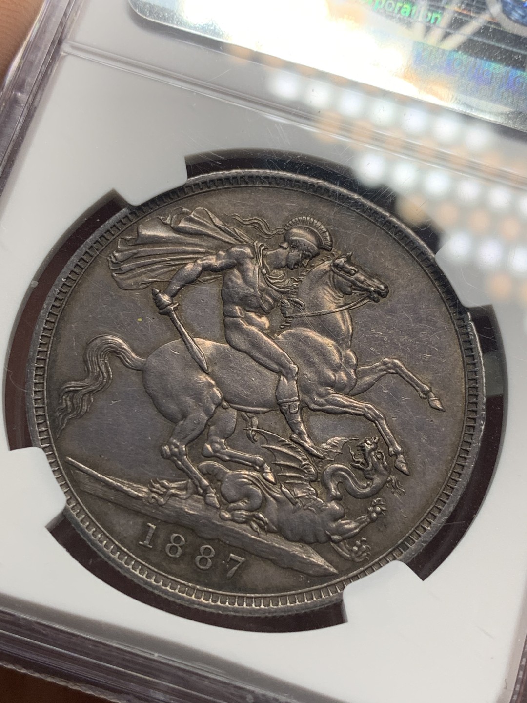 《竞宝斋》第121场-周日，周一 ，2场连拍（全场包邮） NGC-AU58 英国1887年维多利亚高冠马剑 高点好 深紫罗兰包浆 状态难得