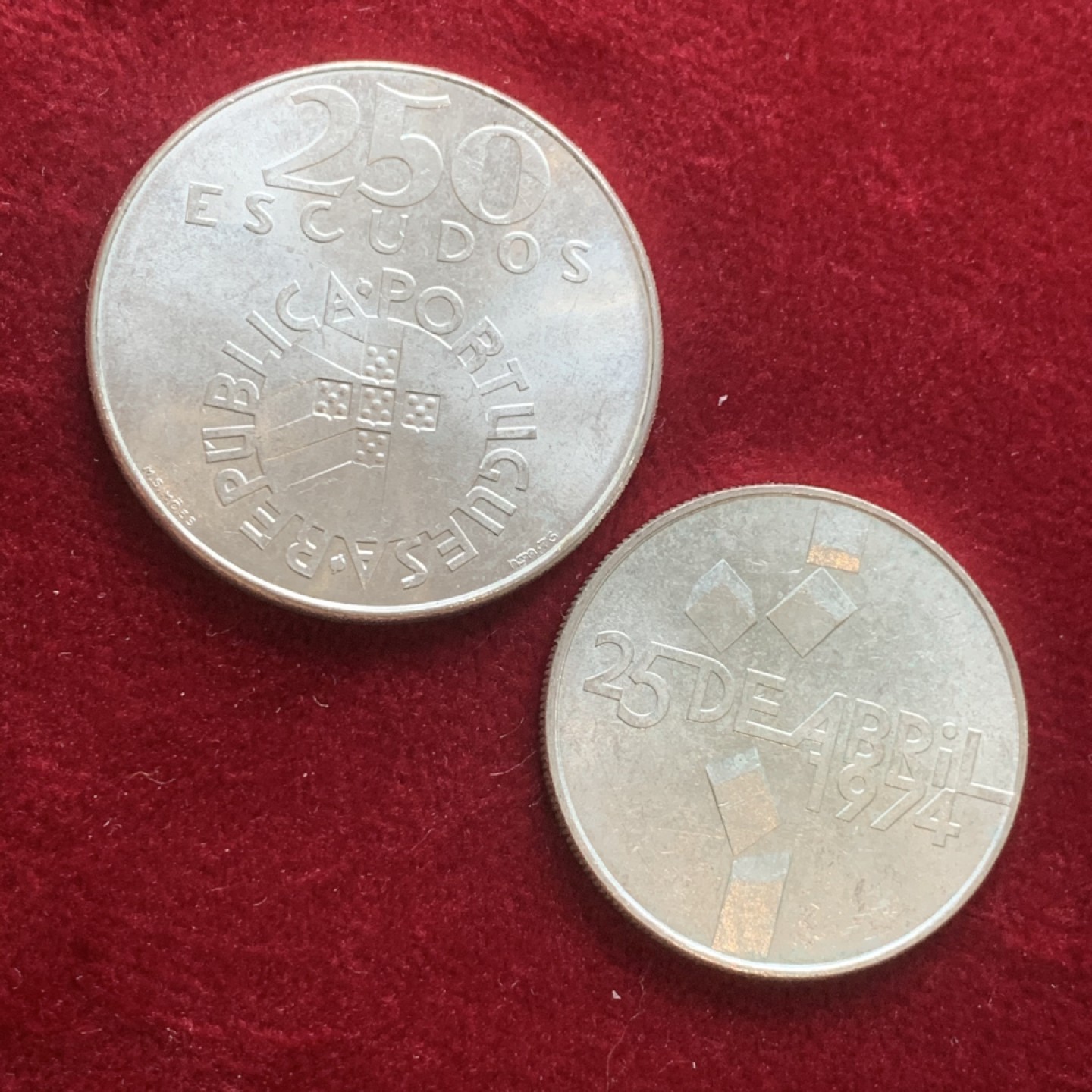《竞宝斋》第121场-周日，周一 ，2场连拍（全场包邮） 葡萄牙1974年 康乃馨革命纪念100/250埃斯库多银币一对 总重40克