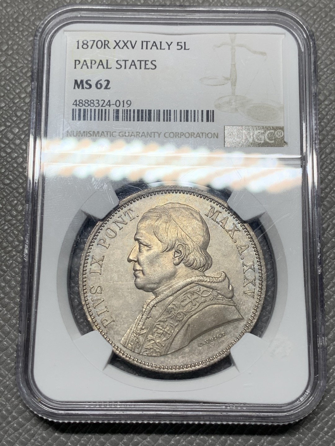 《竞宝斋》第121场-周日，周一 ，2场连拍（全场包邮） NGC-MS62 意大利教皇国 1870年 教皇庇护九世5里拉大银币 底板丝滑，细节锐利，均匀淡彩包浆 教皇国钱币在国外属于大热品种 克书及外拍价格都很高