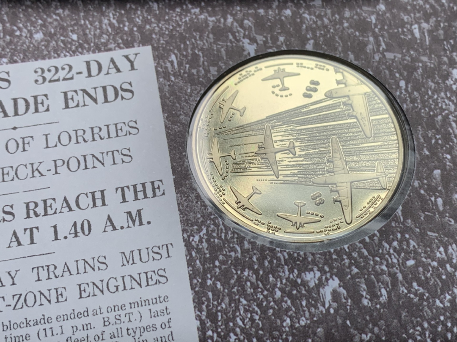 《竞宝斋》第121场-周日，周一 ，2场连拍（全场包邮） 邮币封 英国1999年 英国皇家铸币局，柏林空运1948-1949纪念章BU配女王年轻邮票，唯一编No.10480