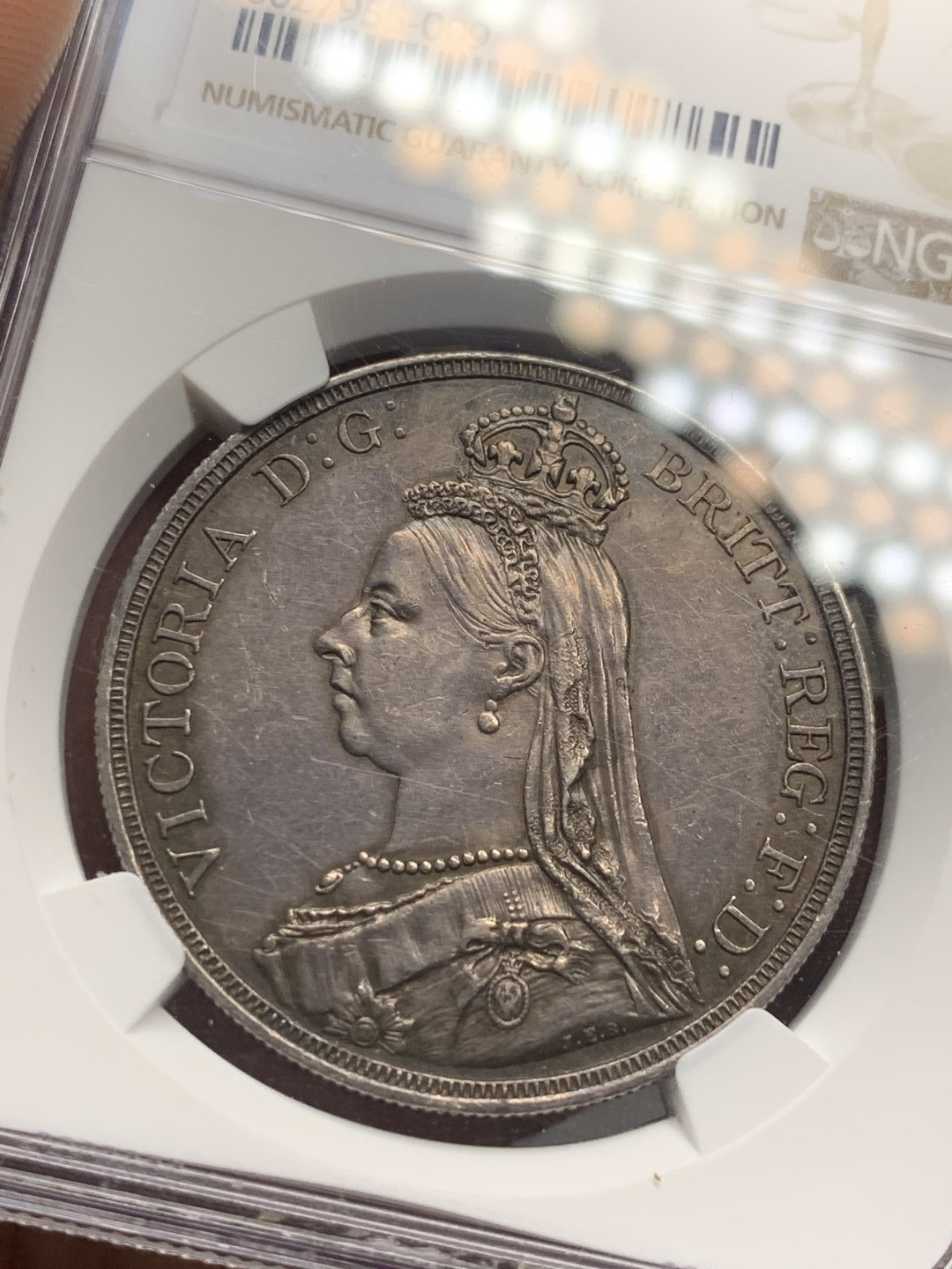 《竞宝斋》第121场-周日，周一 ，2场连拍（全场包邮） NGC-AU58 英国1887年维多利亚高冠马剑 高点好 深紫罗兰包浆 状态难得