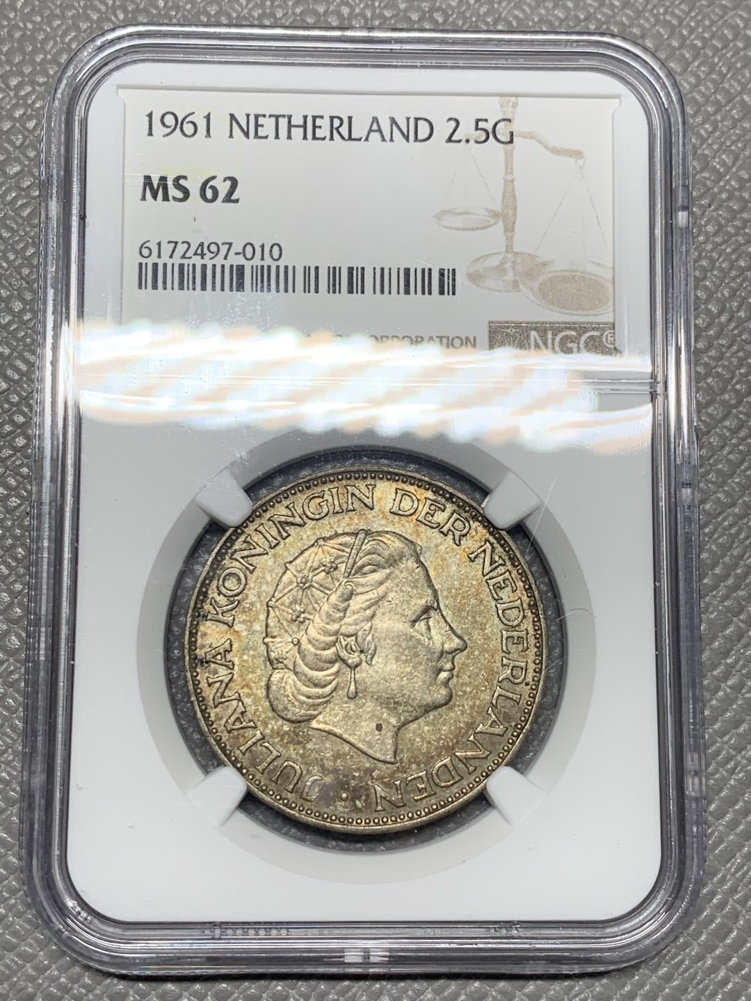 《竞宝斋》第121场-周日，周一 ，2场连拍（全场包邮） NGC-MS62 季军分 荷兰1961年朱莉安娜女王2.5盾大银币，荷兰后期流通大银，完美五彩包浆，状态难得