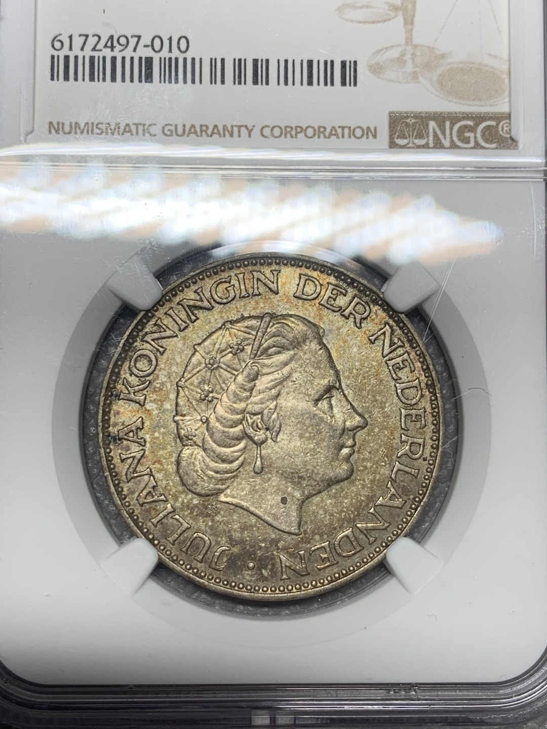 《竞宝斋》第121场-周日，周一 ，2场连拍（全场包邮） NGC-MS62 季军分 荷兰1961年朱莉安娜女王2.5盾大银币，荷兰后期流通大银，完美五彩包浆，状态难得