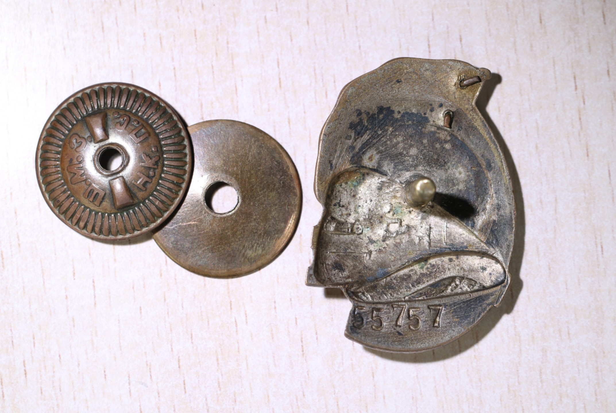 大猫徽章第210期拍卖 荣誉铁路工人证章 铜质