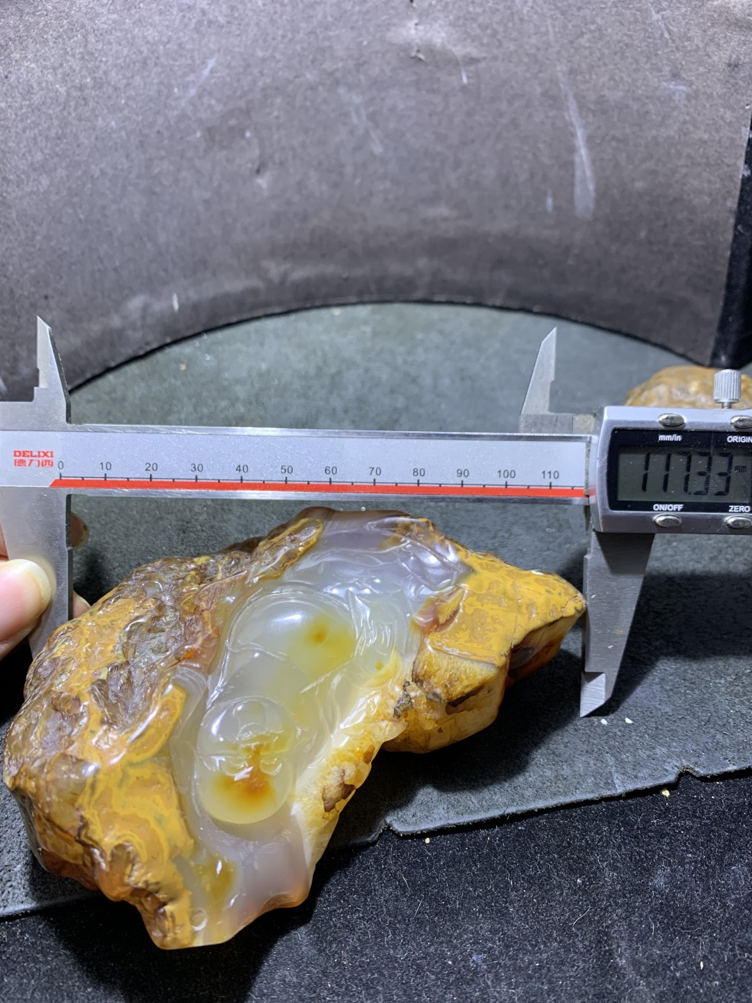 精美天然原皮马达加斯加玛瑙雕刻卧佛把件（摆件)一个