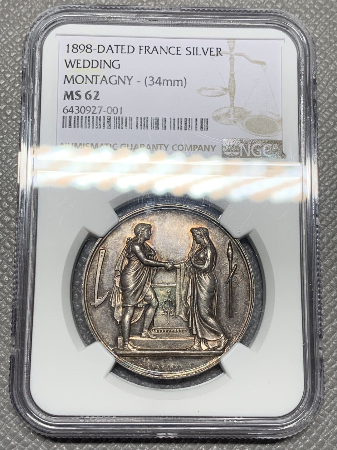 《竞宝斋》第121场-周日，周一 ，2场连拍（全场包邮） NGC MS62 法国 1898年 深五彩银质婚章 背面带花体刻字非常漂亮 边铭带婚期已经铭文 比较难得 34mm大规格