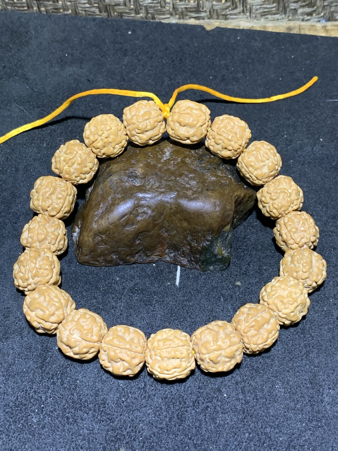 精美勿里达盘龙金刚菩提子手串一条，