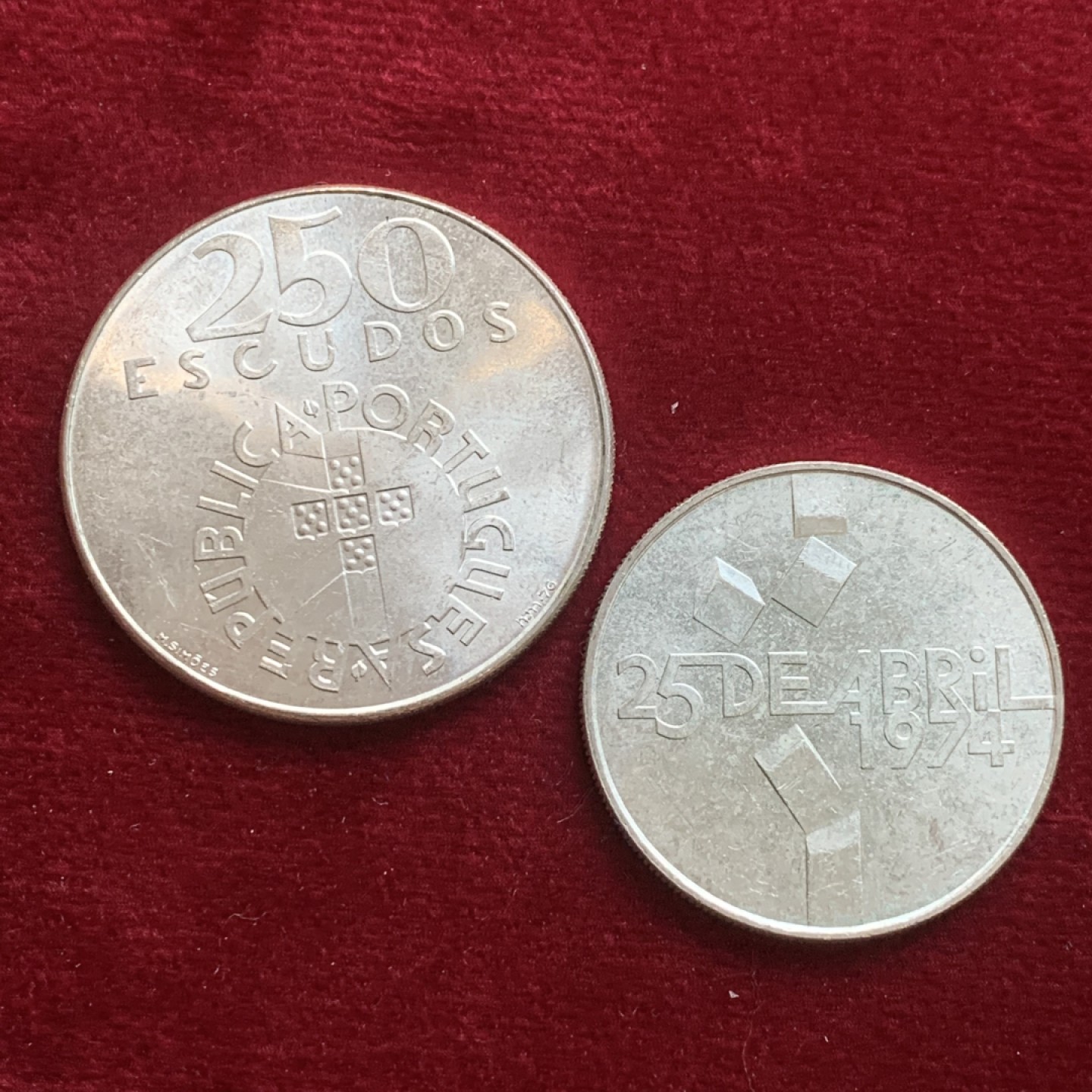 《竞宝斋》第121场-周日，周一 ，2场连拍（全场包邮） 葡萄牙1974年 康乃馨革命纪念100/250埃斯库多银币一对 总重40克
