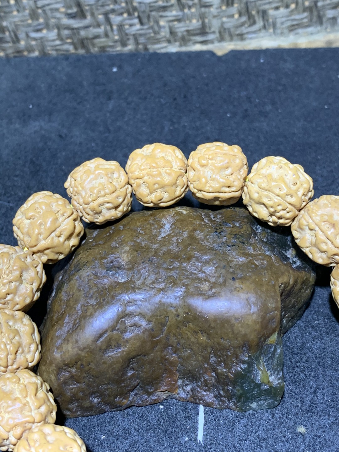 精美勿里达盘龙金刚菩提子手串一条，