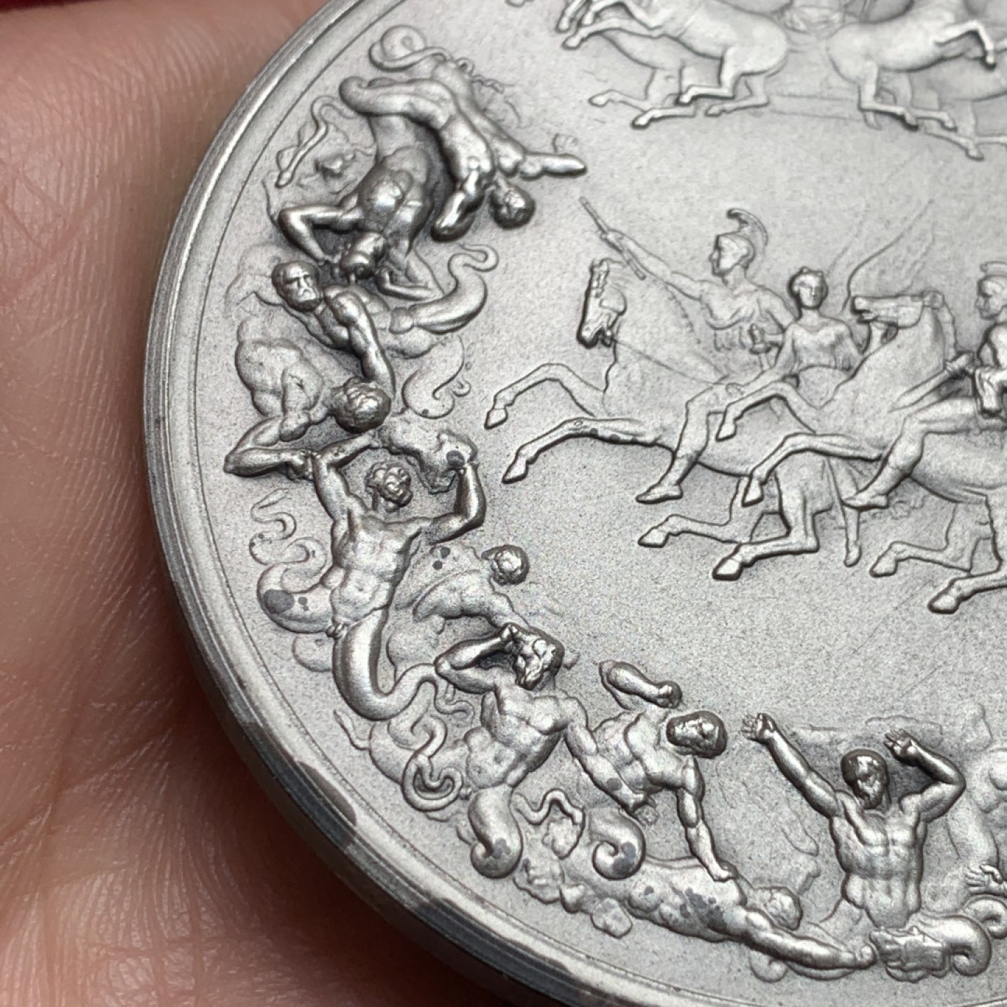 《竞宝斋》第121场-周日，周一 ，2场连拍（全场包邮） 1972年英国滑铁卢纪念铜章（原盒），直径63mm，重量126g，图案丰富多彩，有证书，盒子荷叶没有弹性了