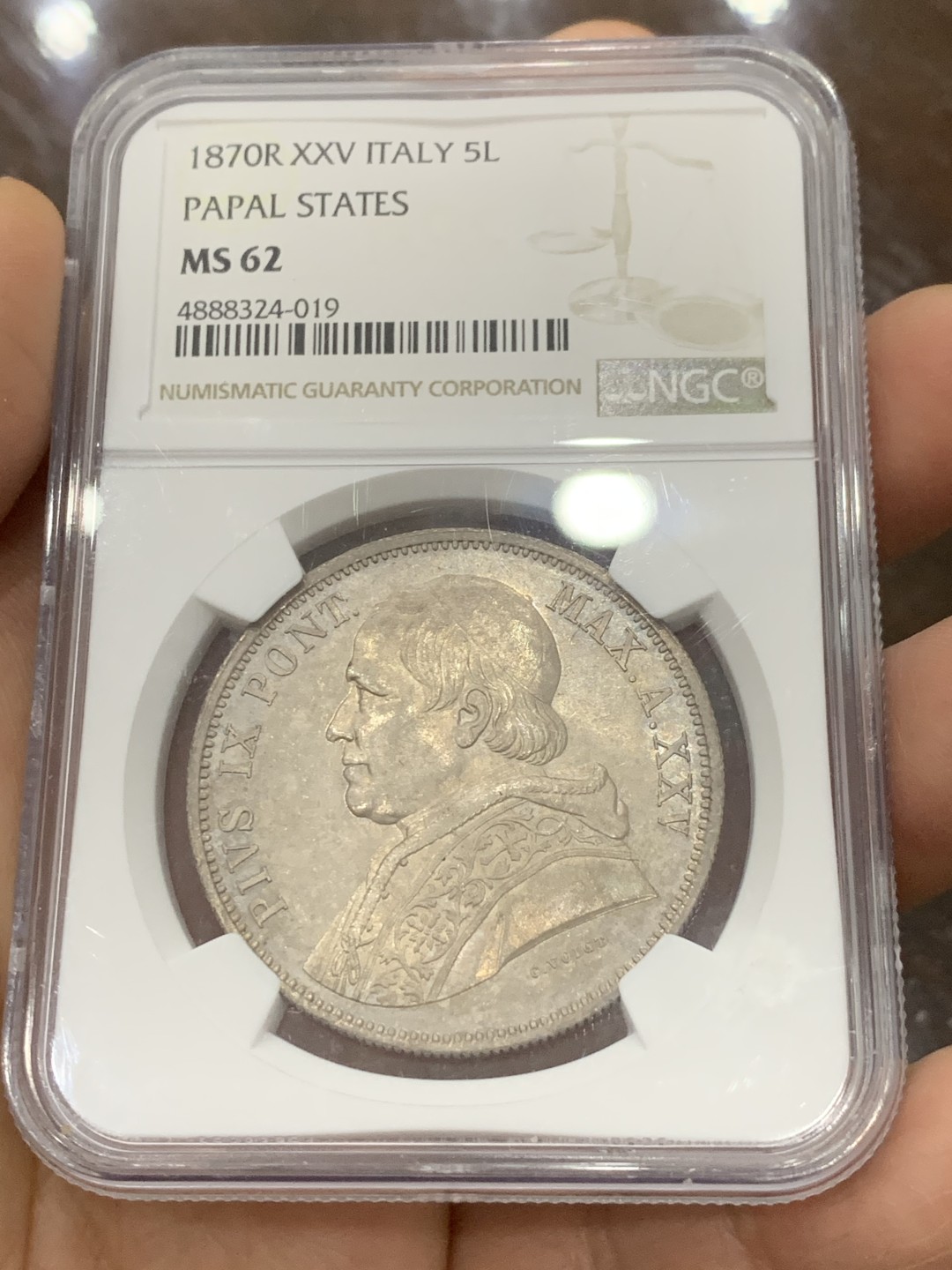 《竞宝斋》第121场-周日，周一 ，2场连拍（全场包邮） NGC-MS62 意大利教皇国 1870年 教皇庇护九世5里拉大银币 底板丝滑，细节锐利，均匀淡彩包浆 教皇国钱币在国外属于大热品种 克书及外拍价格都很高