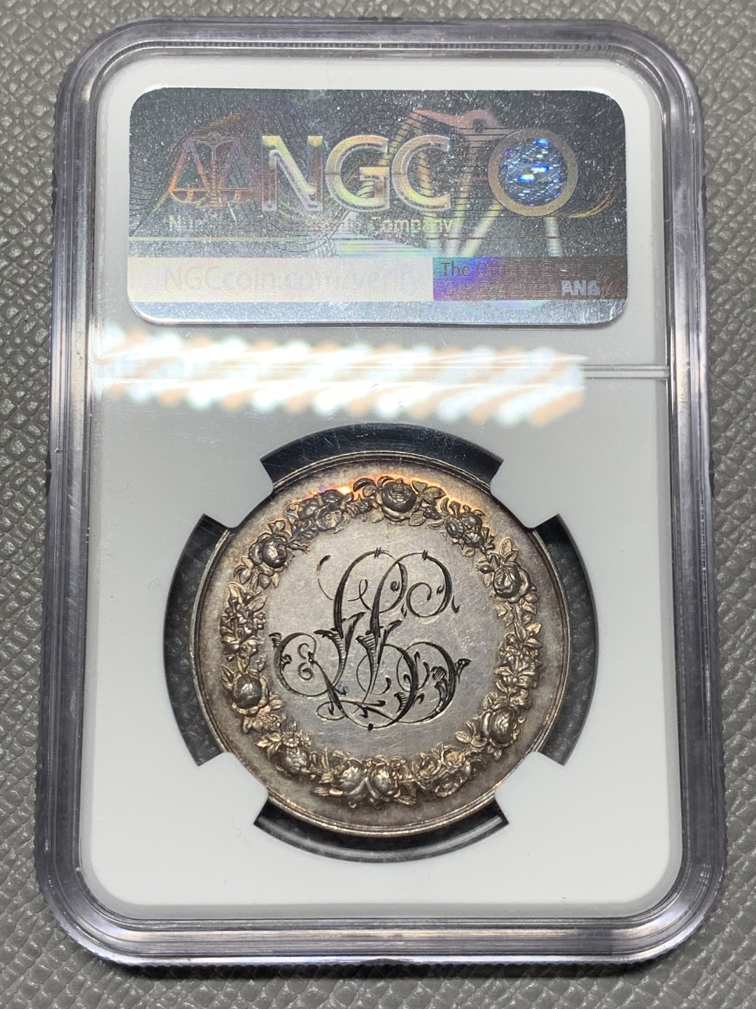 《竞宝斋》第121场-周日，周一 ，2场连拍（全场包邮） NGC MS62 法国 1898年 深五彩银质婚章 背面带花体刻字非常漂亮 边铭带婚期已经铭文 比较难得 34mm大规格