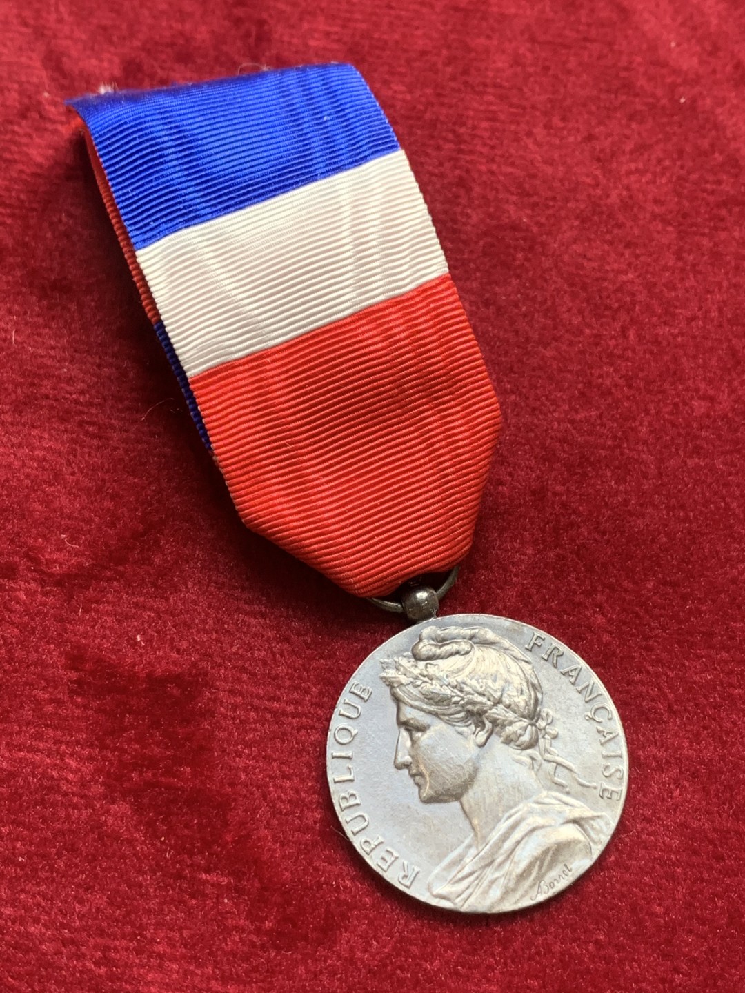 《竞宝斋》第121场-周日，周一 ，2场连拍（全场包邮） 1980年，法兰西第五共和国纪念银章，重10g，包浆不错