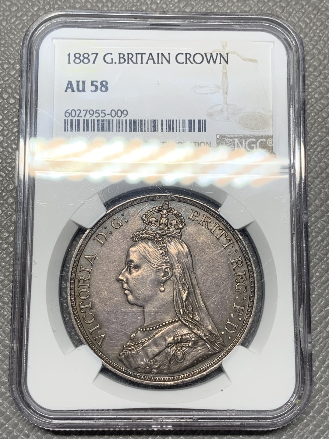 《竞宝斋》第121场-周日，周一 ，2场连拍（全场包邮） NGC-AU58 英国1887年维多利亚高冠马剑 高点好 深紫罗兰包浆 状态难得