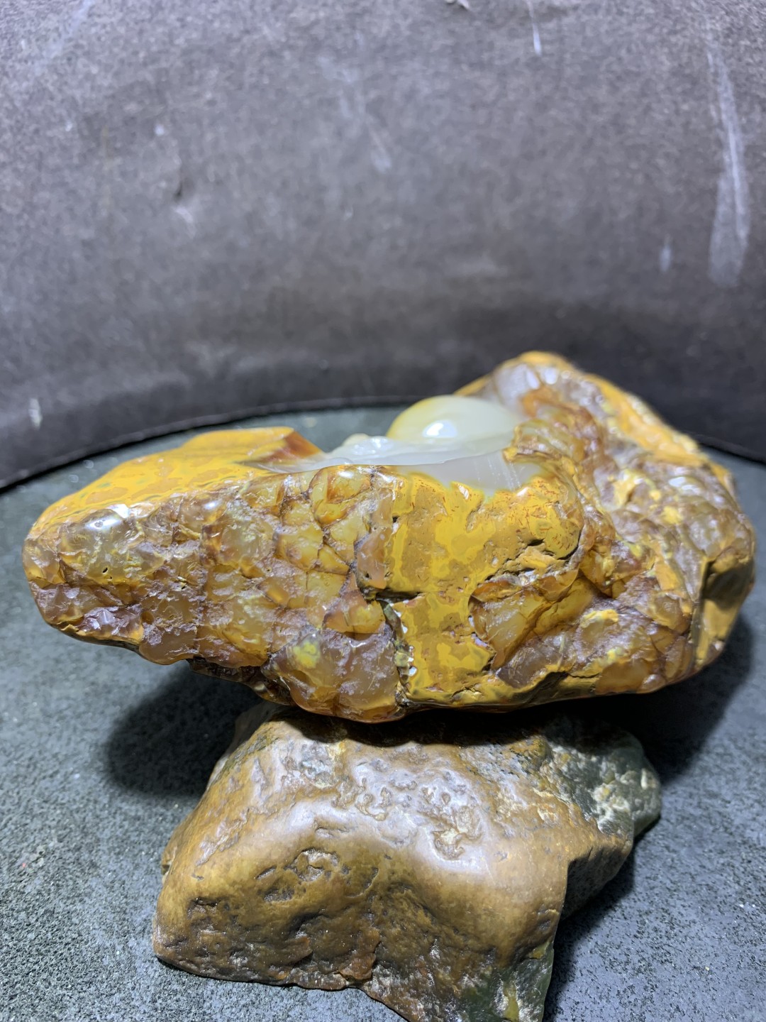 精美天然原皮马达加斯加玛瑙雕刻卧佛把件（摆件)一个