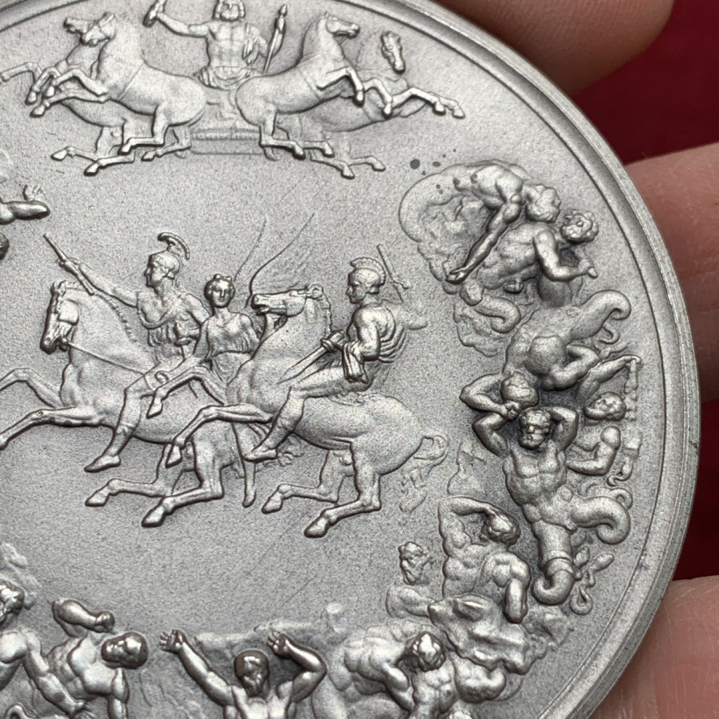 《竞宝斋》第121场-周日，周一 ，2场连拍（全场包邮） 1972年英国滑铁卢纪念铜章（原盒），直径63mm，重量126g，图案丰富多彩，有证书，盒子荷叶没有弹性了