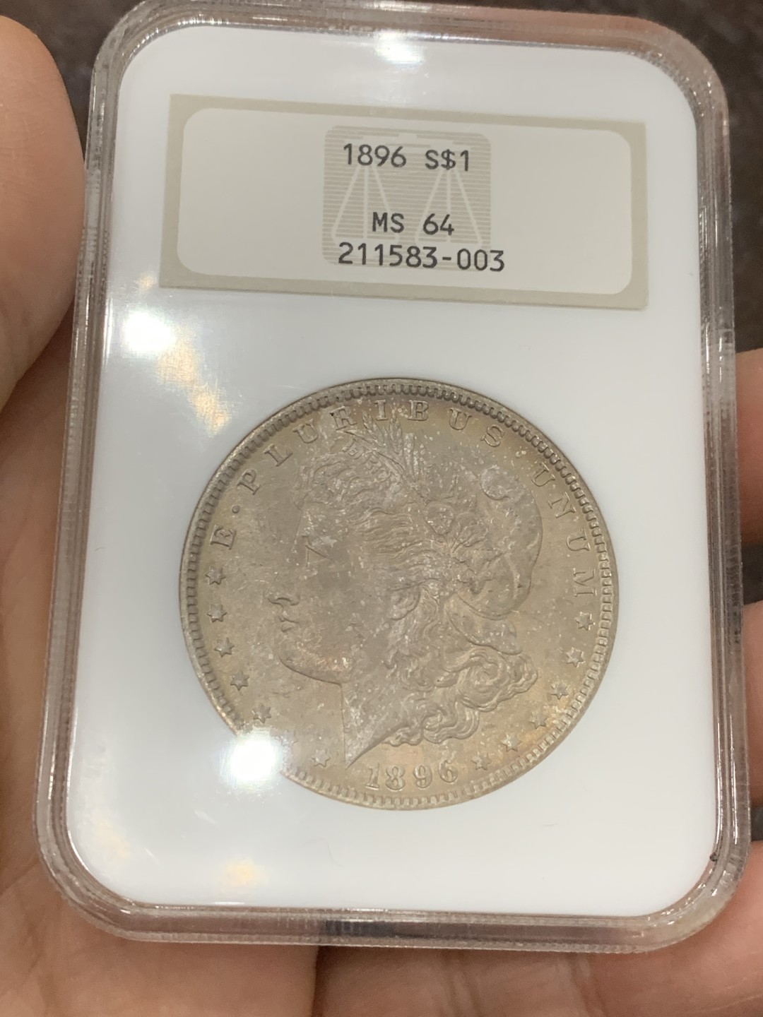 《竞宝斋》第121场-周日，周一 ，2场连拍（全场包邮） NGC MS64 美国 1896年 摩根 银币 双面深彩包浆 小白盒保存的这么好 难得