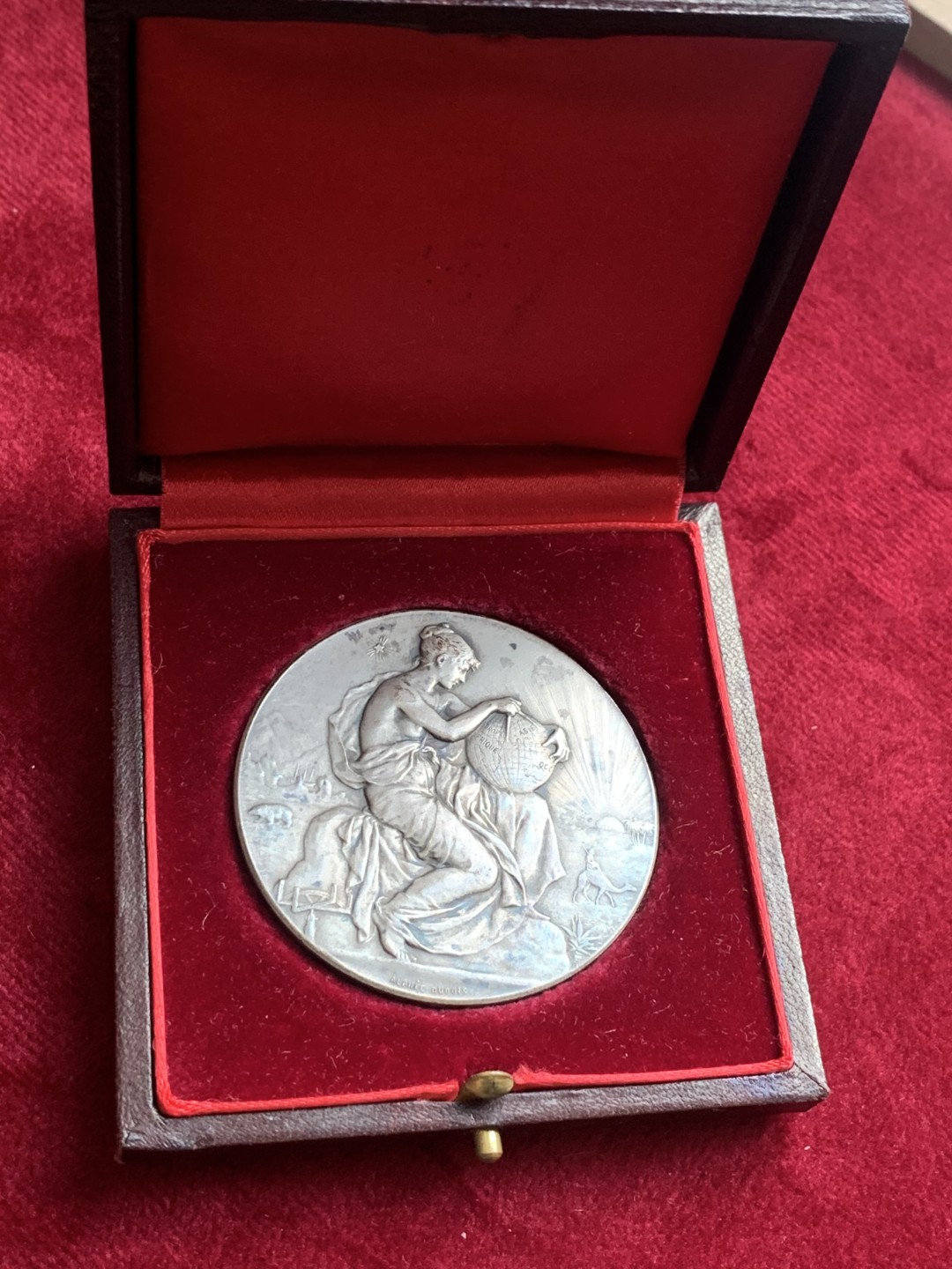 《竞宝斋》第121场-周日，周一 ，2场连拍（全场包邮） 法国 1908nian  旅游俱乐部女神大银章，Dubois作品。直径50.6mm 64.8克。女神手抚地球神色温柔 整体设计精美。老包浆带原盒带银标