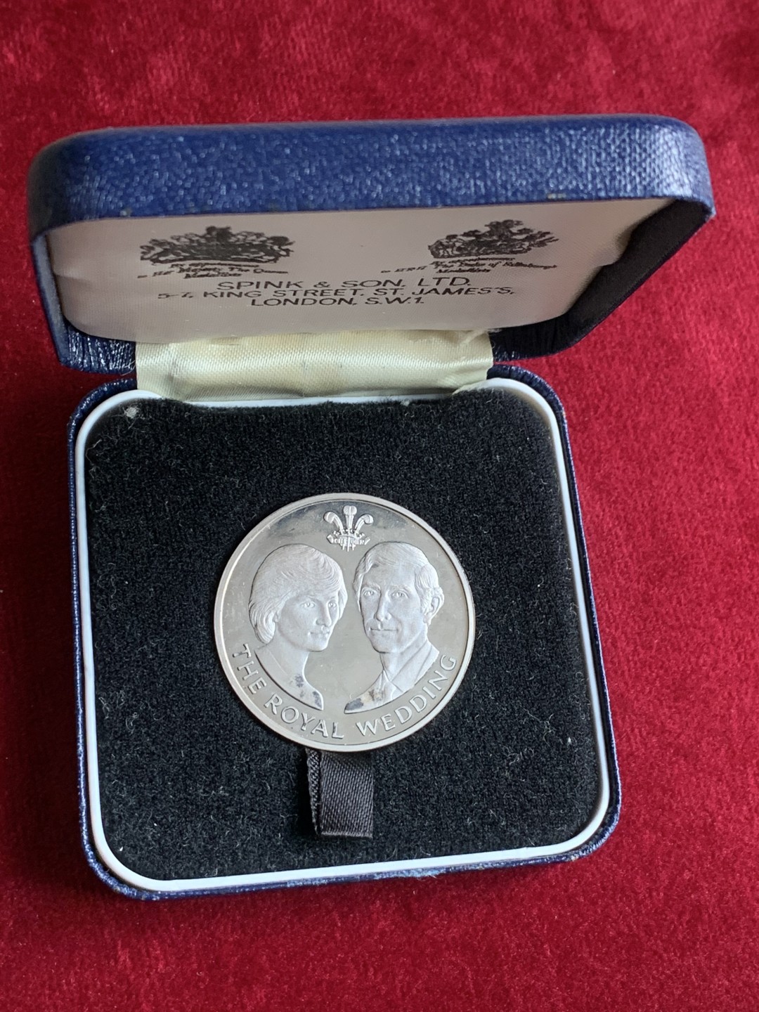 《竞宝斋》第121场-周日，周一 ，2场连拍（全场包邮） 1981年英国查尔斯王子结婚纪念银章（原盒），直径38mm，重量26g，精制银章，证书齐全