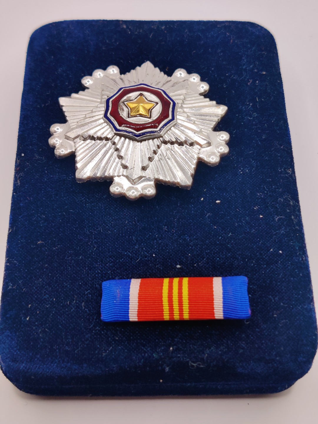 全场0元起拍 第20期 咸鱼国勋章拍卖专场 12月7日（周三）下午6：00开始 朝总联版三级国旗勋章 烫金国徽盒