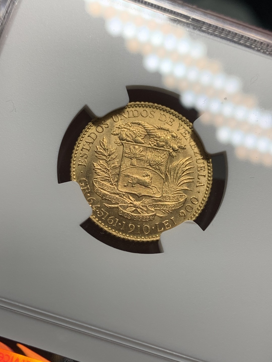 《竞宝斋》第121场-周日，周一 ，2场连拍（全场包邮） 冠军分 NGC-MS65 委内瑞拉1910年 西蒙波利瓦 20B金币 顶级品相 一枚就毕业的品相