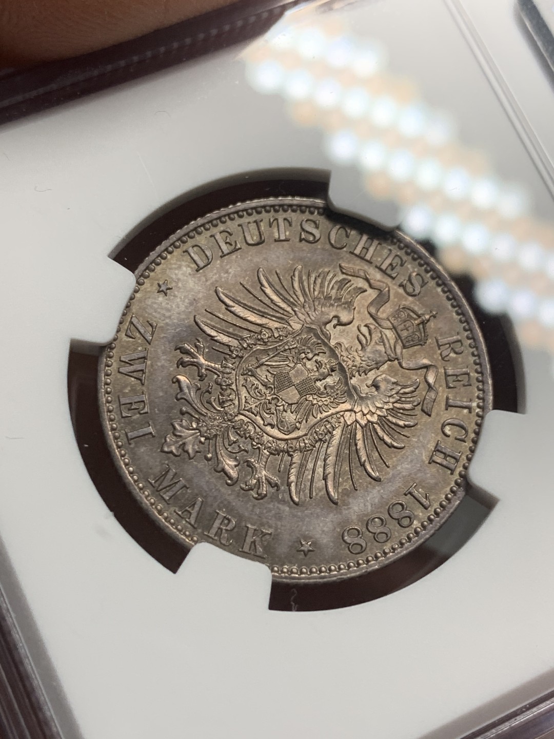 《竞宝斋》第121场-周日，周一 ，2场连拍（全场包邮） NGC-MS62 德国普鲁士 1888年 三皇之年2马克银币 经典纸袋包浆 非常漂亮