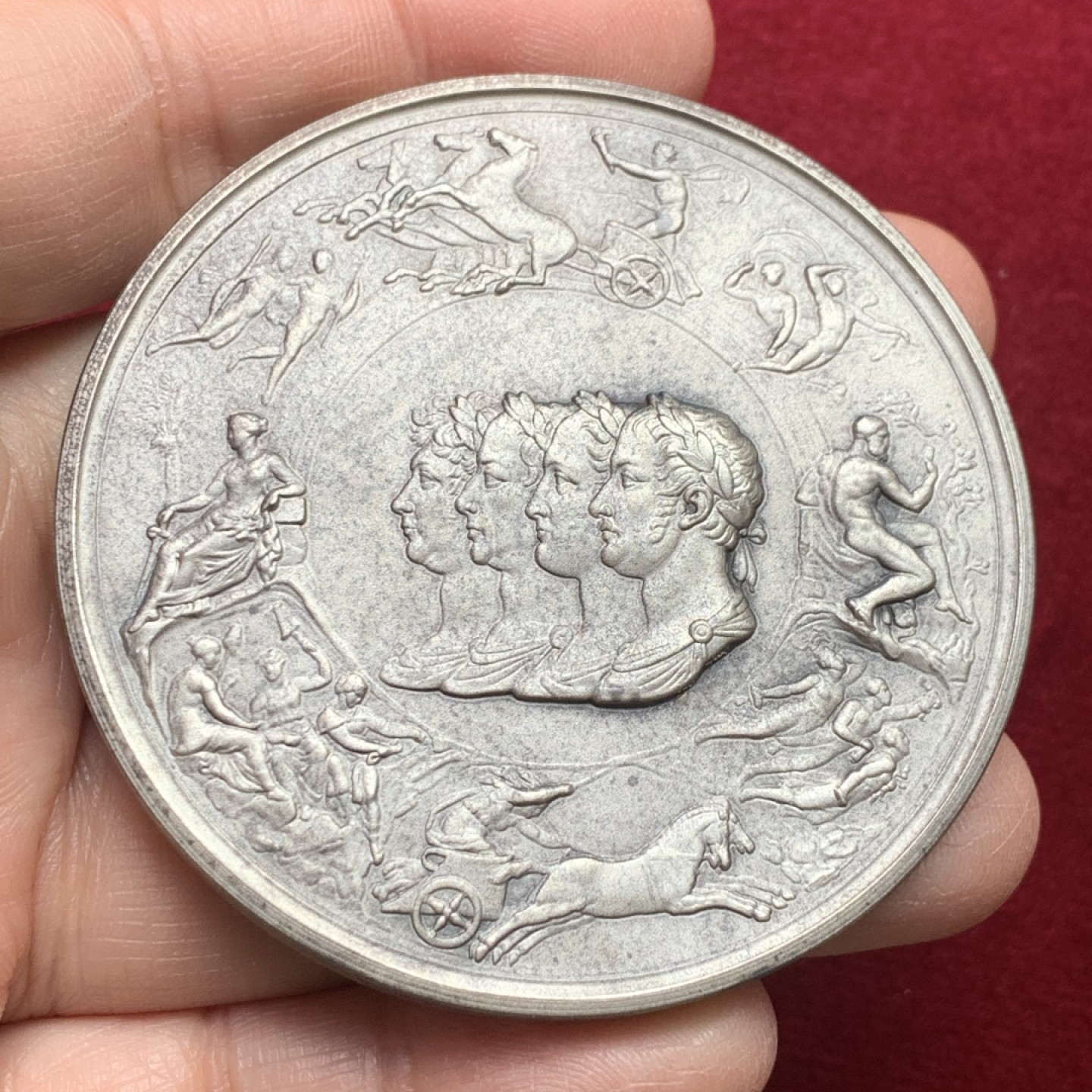 《竞宝斋》第121场-周日，周一 ，2场连拍（全场包邮） 1972年英国滑铁卢纪念铜章（原盒），直径63mm，重量126g，图案丰富多彩，有证书，盒子荷叶没有弹性了