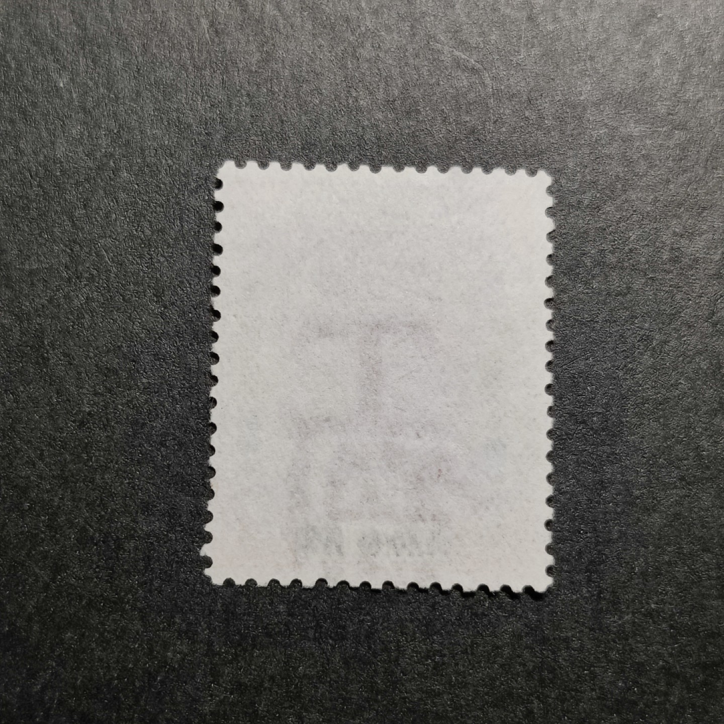 洪涛臻品批发群  精选邮票限时拍卖第一百零五期 上海工部书信馆市徽图邮票,2分,石印版印刷(S上三角区无小点),漂亮的工部水印!  面艳背白难得品相!  上海工部书信馆是上海租界工部局董事会开设的客邮分支,设立于1863年7月,于1865年8月开始发行邮票,为中国内陆最早发行邮票的商埠,宣称通邮范围包括厦门 汕头 温州 福州 烟台 大沽 天津 北京 南京 镇江 芜湖 九江 汉口宜昌等地区! 比清代海关大龙邮票还早十多年！