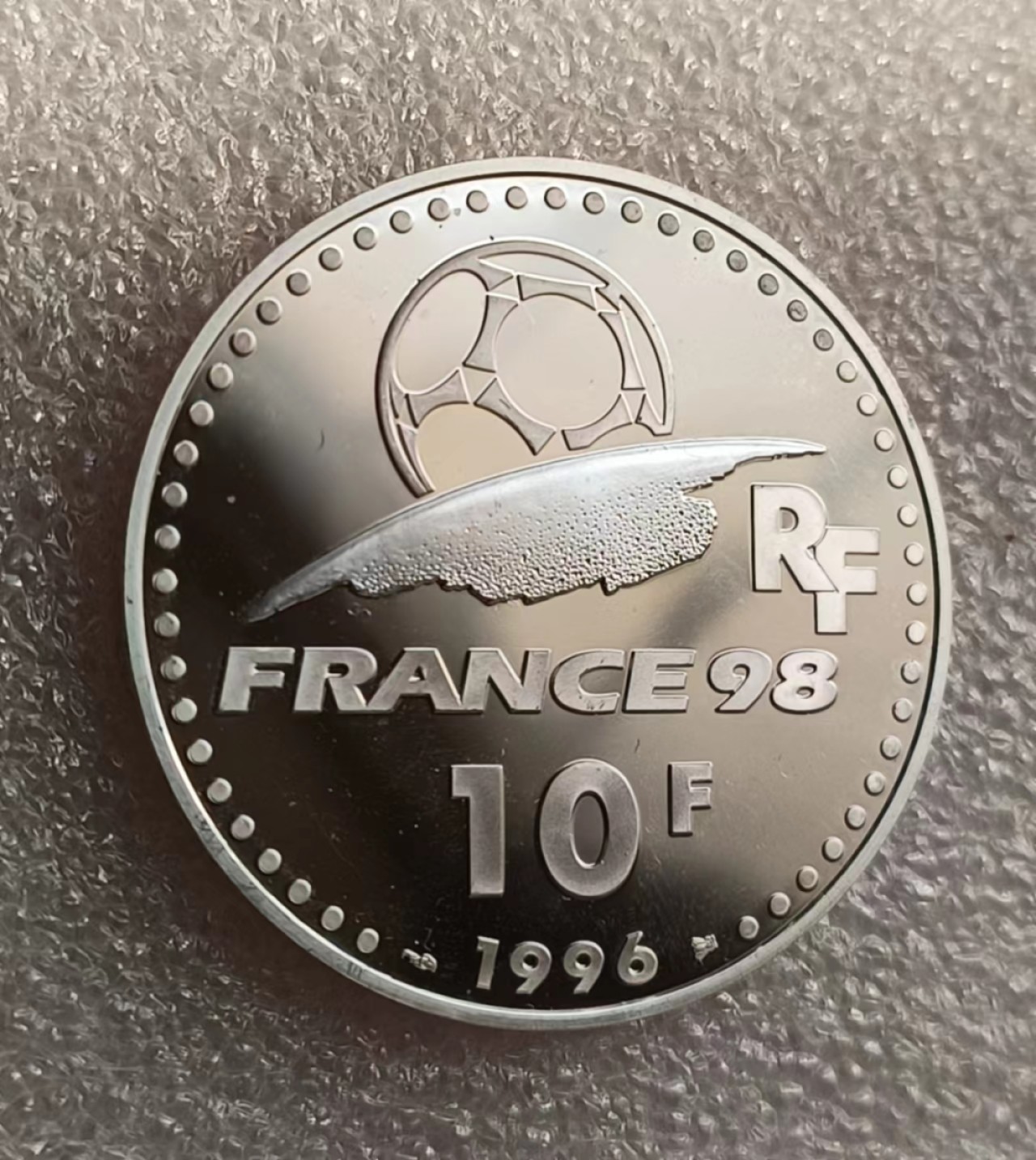 瓶子🏺第69期拍卖会 法国1998年世界杯10法郎精制银币世界杯冠军球队之乌拉圭队37毫米22.14克