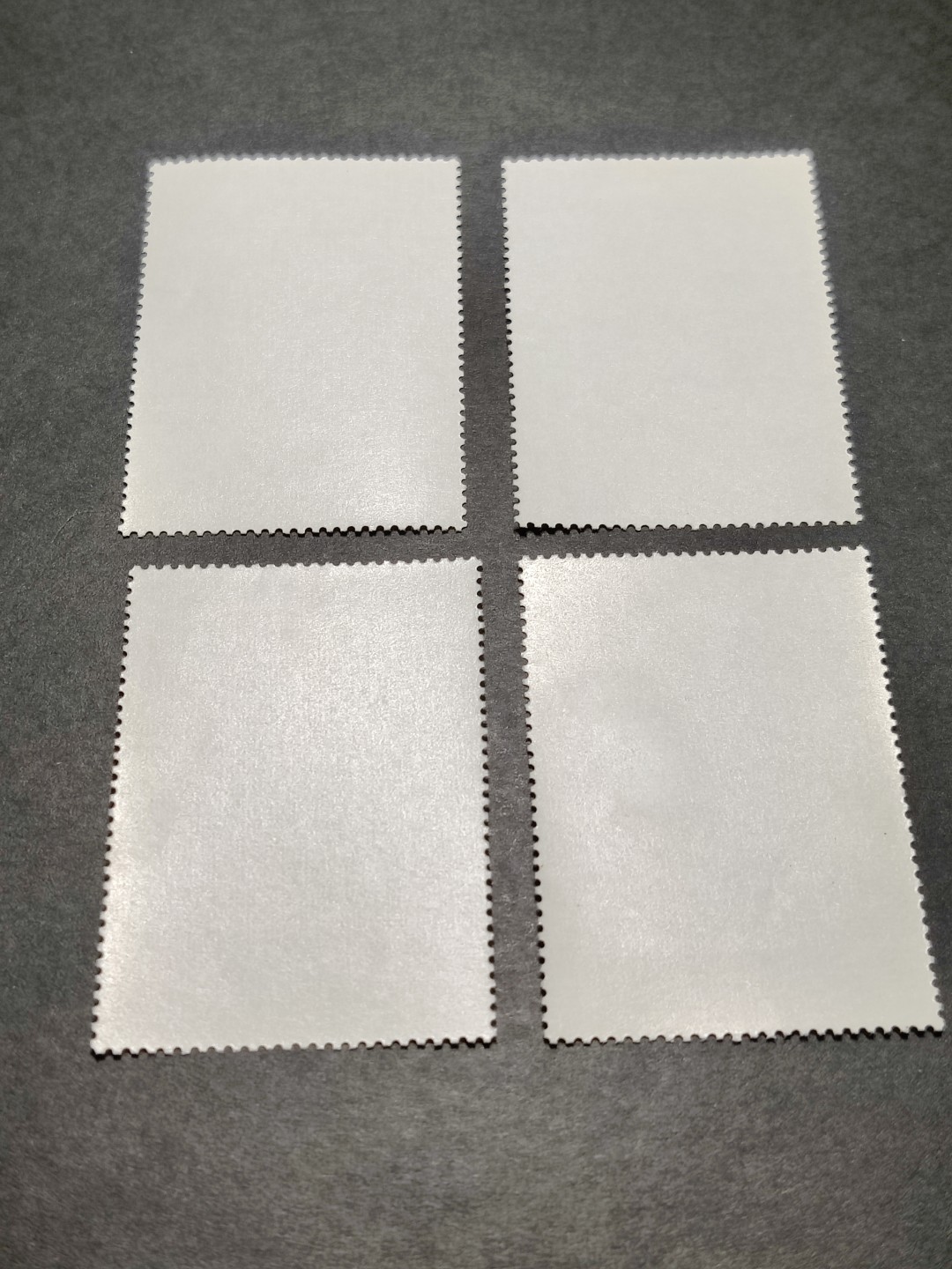 洪涛臻品批发群  精选邮票限时拍卖第二百零八期 经典名票 故宫古画(三) (参考图2/3) 4全新 票面鲜艳 原胶无贴！ 角尖齿全！ 2.5元最便宜的票有一折，其他均全品！ 
