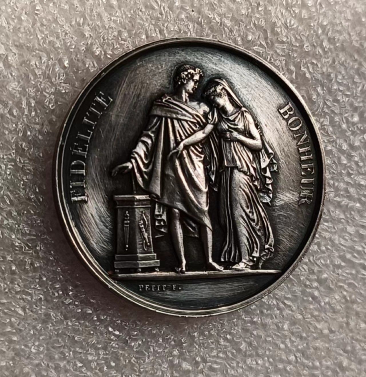 瓶子🏺第69期拍卖会 法国19世纪早期银质婚章33毫米15.85克