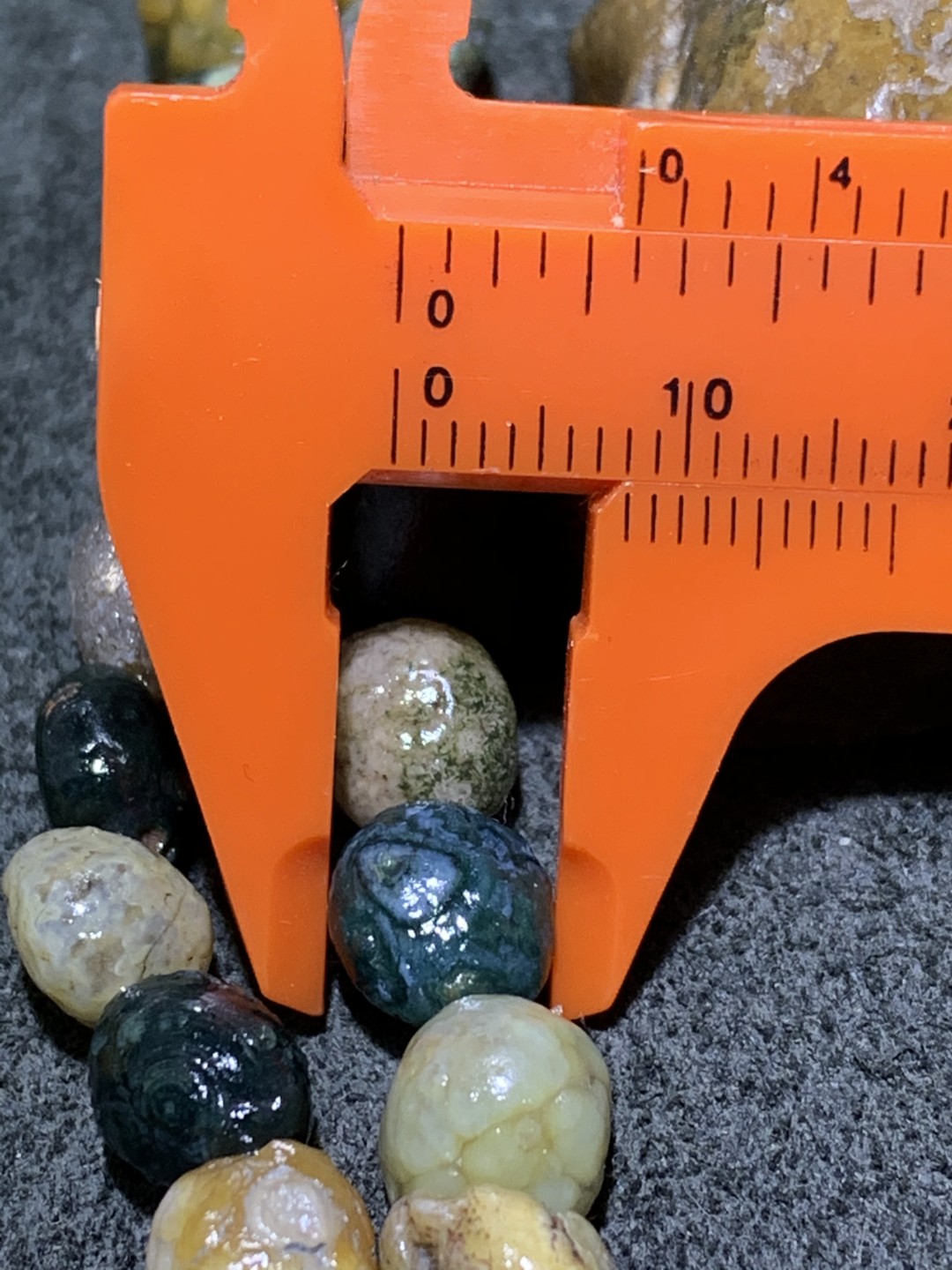 精美外蒙眼石手缠一条